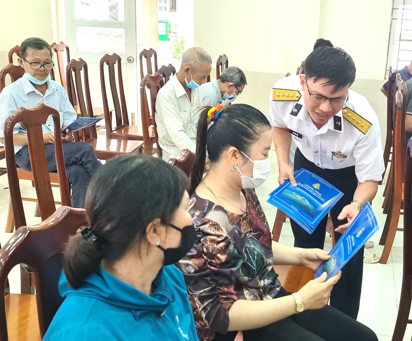 Cán bộ Lữ đoàn 171 phát tờ rơi tuyên truyền biển, đảo cho cán bộ, đảng viên và nhân dân phường 1, TP. Vũng Tàu.