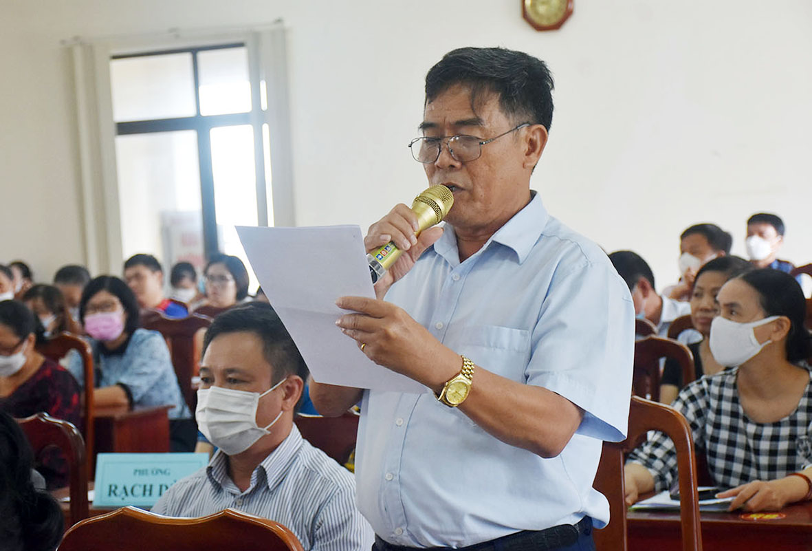 Cử tri Nguyễn Văn Thông, phường 10 (TP.Vũng Tàu) kiến nghị Quốc hội giám sát chặt chẽ việc triển khai các dự án xây dựng nhà ở. Ảnh: MINH THIÊN