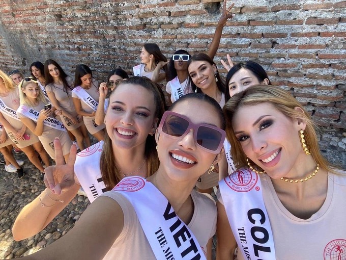 Lâm Thu Hồng tự tin tham gia các hoạt động cùng các thí sinh nước bạn tại The Miss Globe 2022. Ảnh: NVCC.