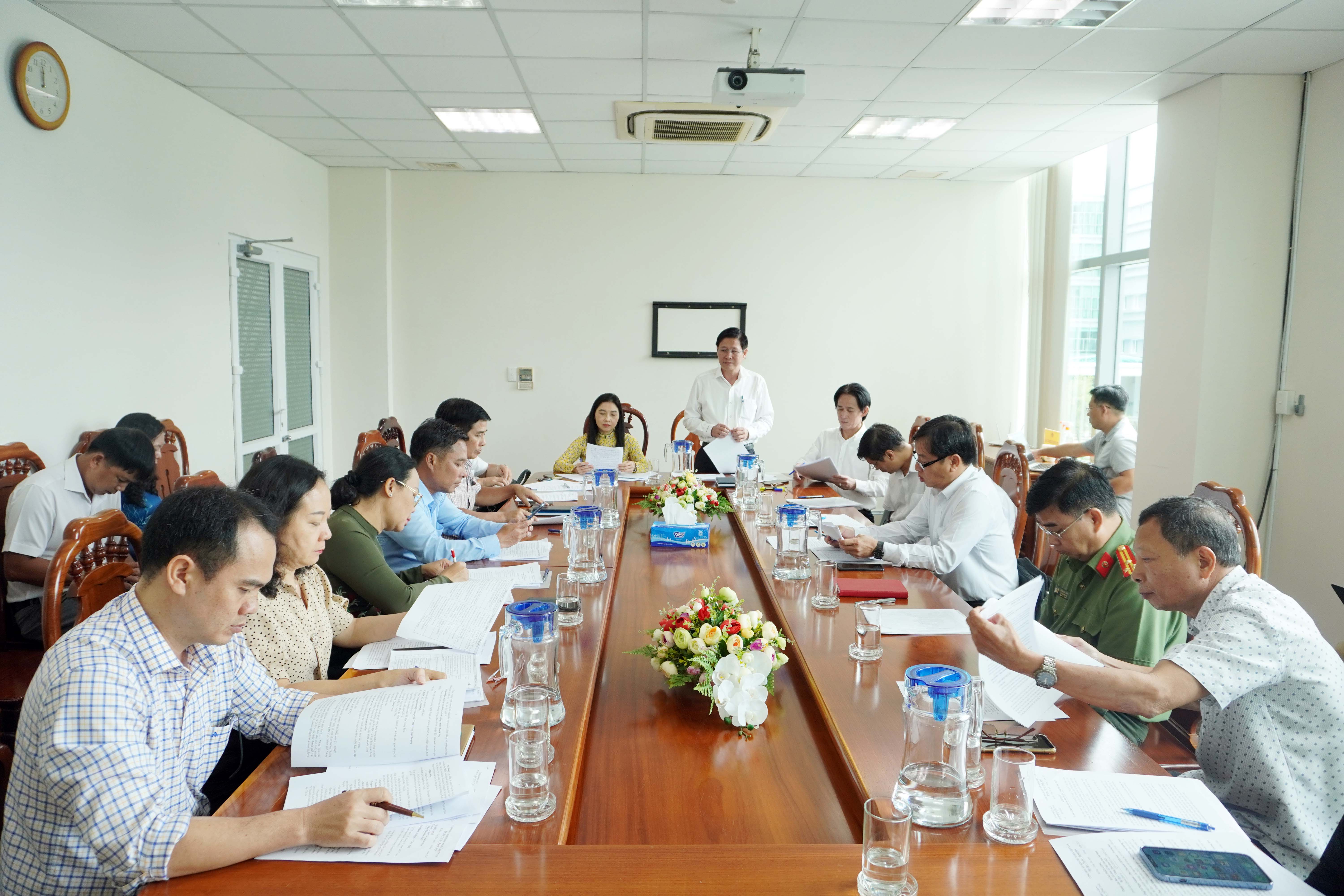 Quang cảnh cuộc họp.