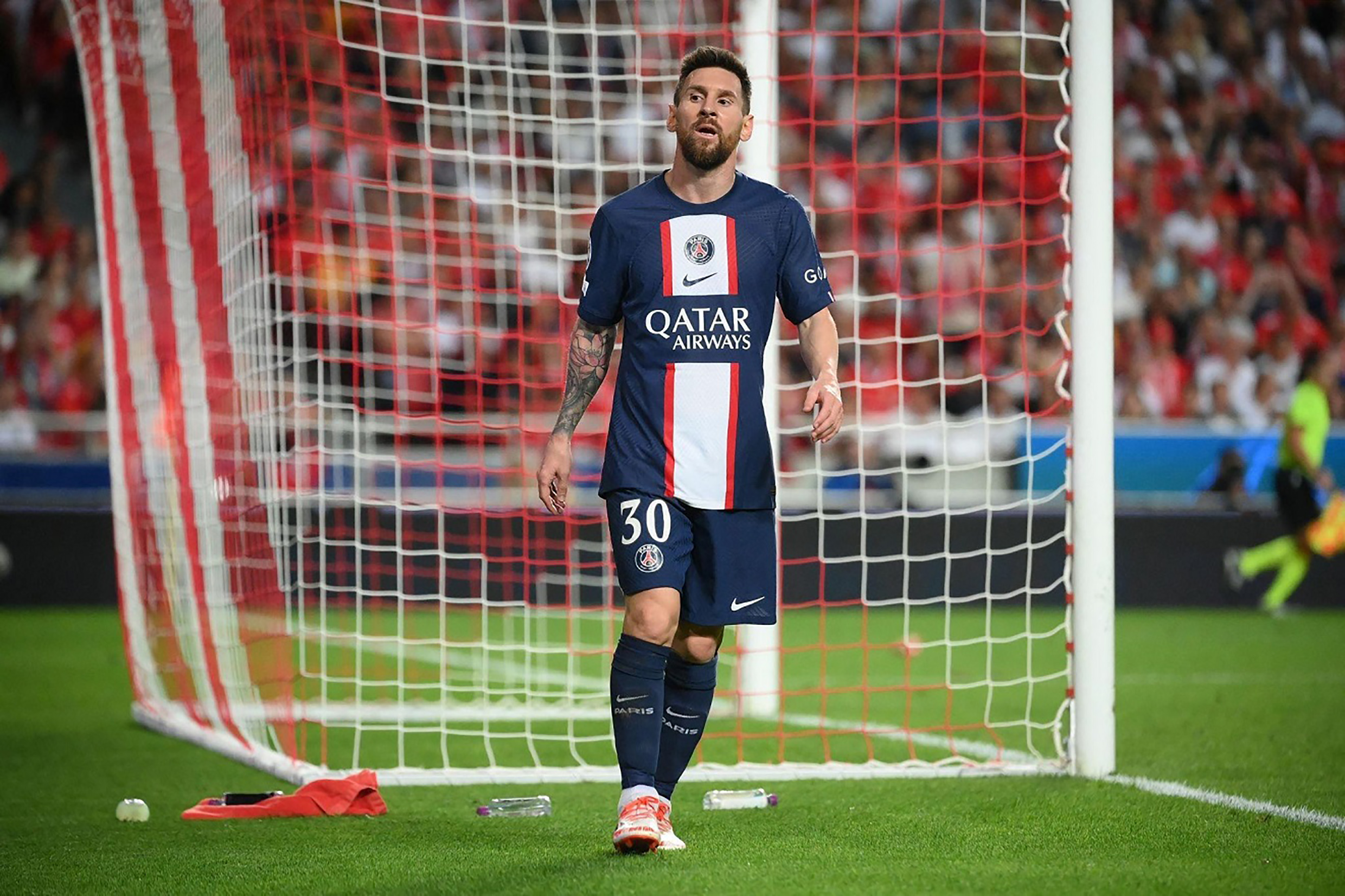 Messi xin rời sân vì cảm thấy mệt.