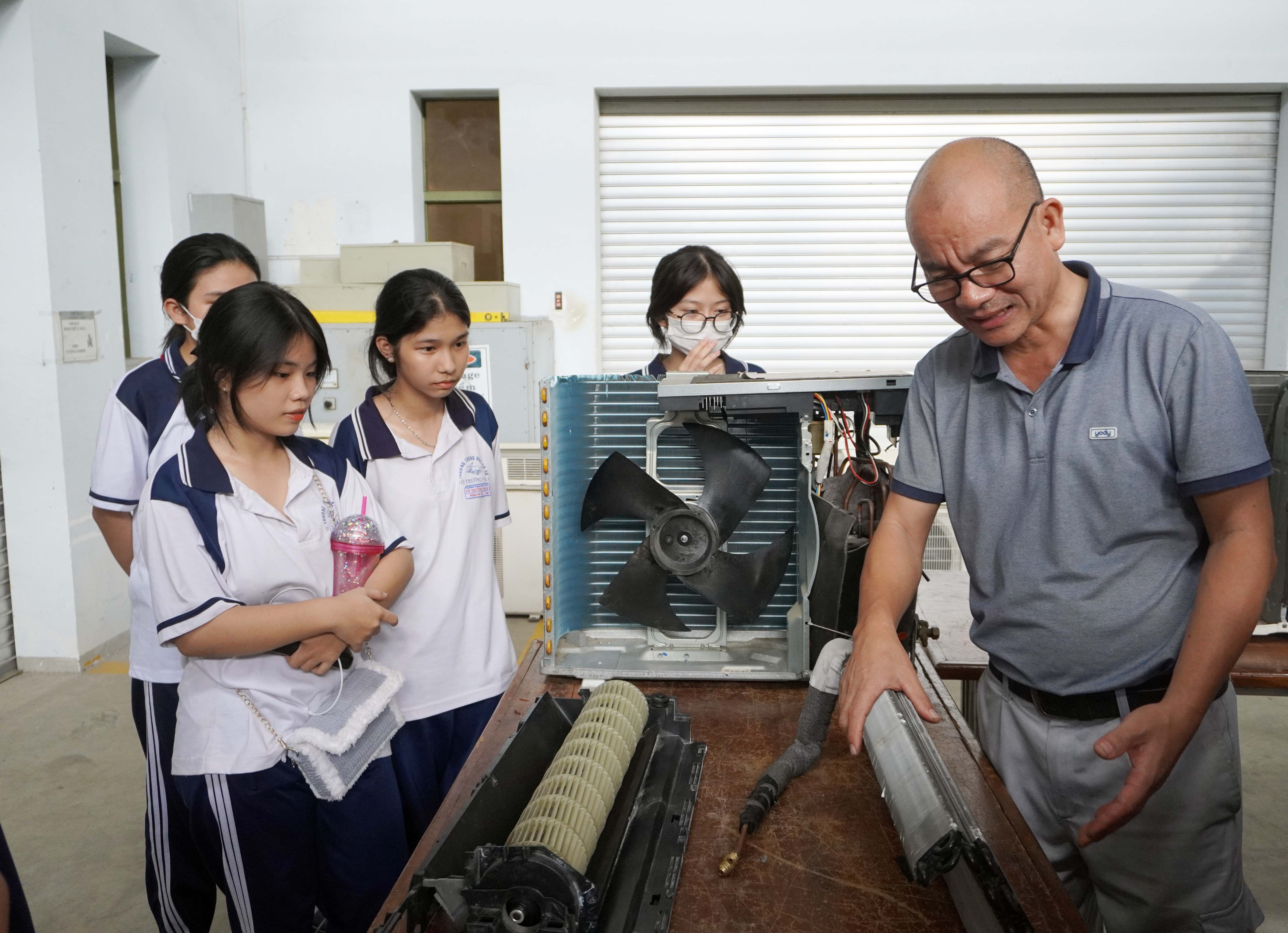 Giảng viên Trường CĐ Quốc tế VABIS giới thiệu cấu tạo máy lạnh cho HS.
