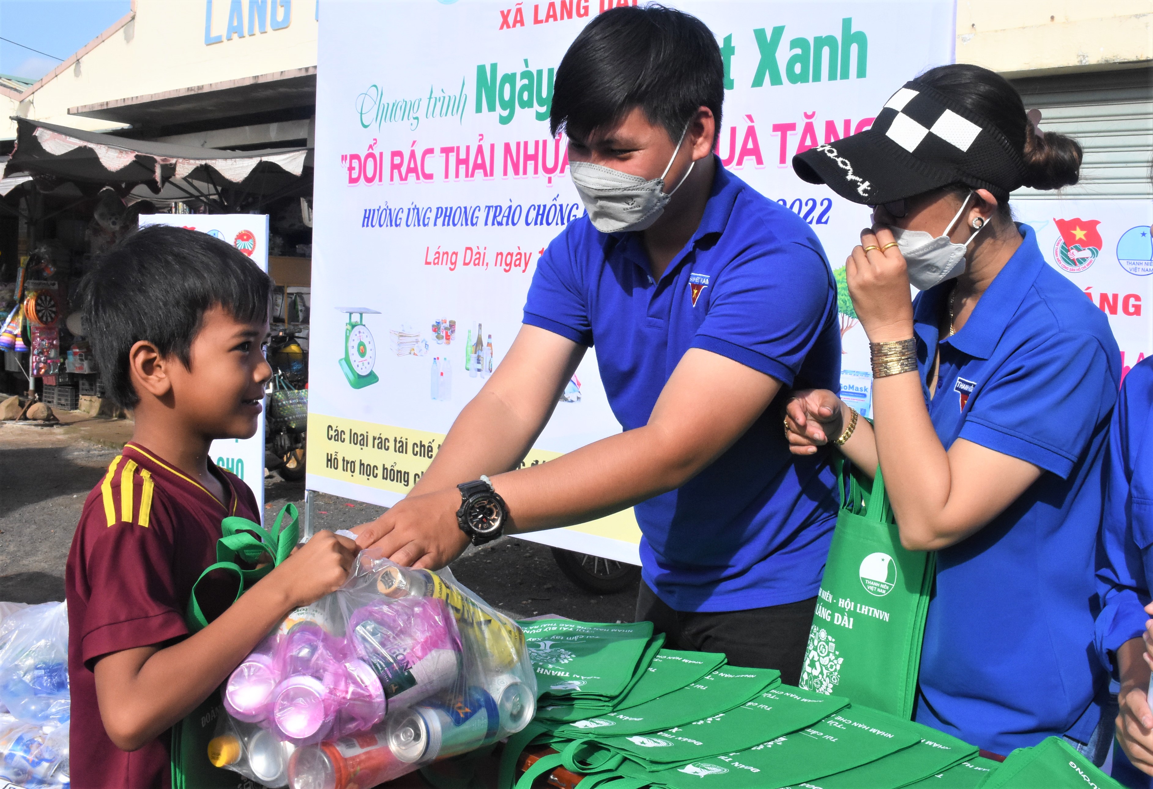 ĐVTN tích cực tham gia hoạt động “Đổi rác thải nhựa lấy quà tặng” hưởng ứng Ngày chủ nhật xanh lần thứ IV.