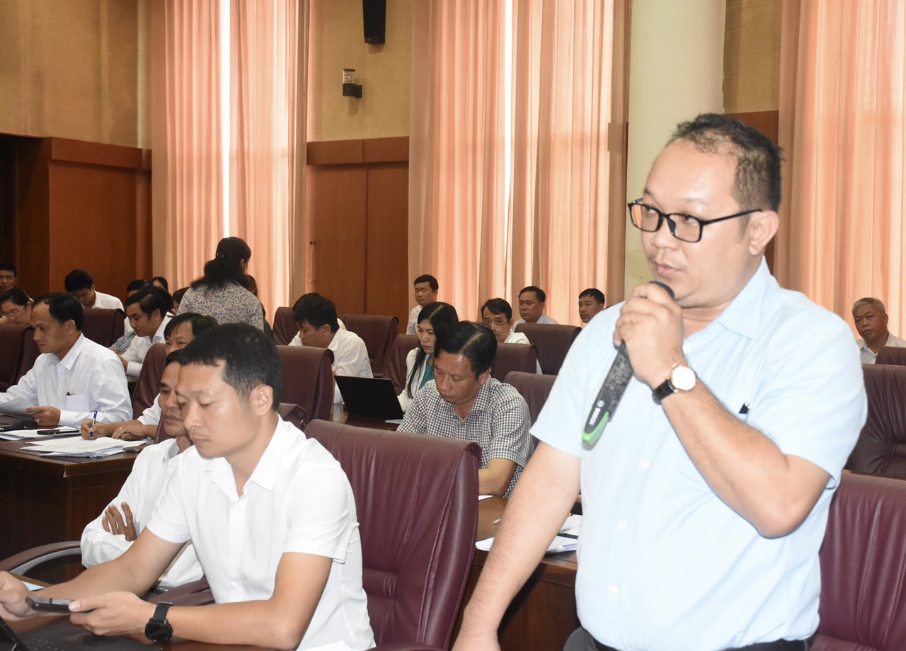 Ông Lê Minh Kha, Trưởng phòng TN-MT huyện Đất Đỏ đóng góp ý kiến một số vướng mắc trong thực hiện việc đăng ký kế hoạch sử dụng đất.