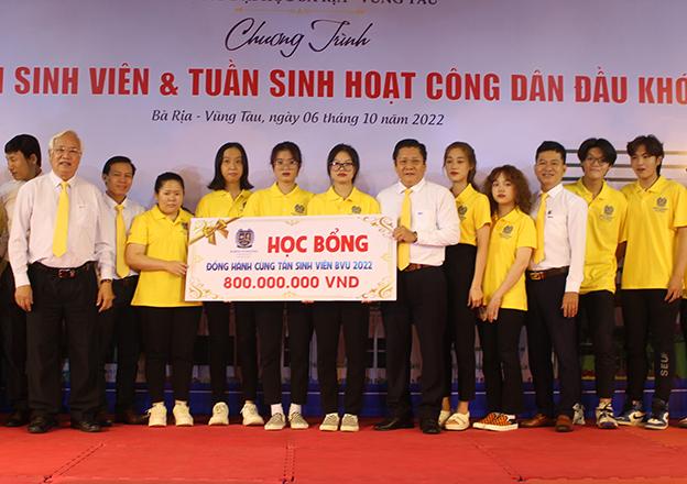 Ông Lê Văn Toàn, Phó Hiệu trưởng Trường ĐH Bà Rịa - Vũng Tàu trao bảng tượng trưng 400 suất học bổng trị giá 800 triệu đồng cho tân sinh viên.