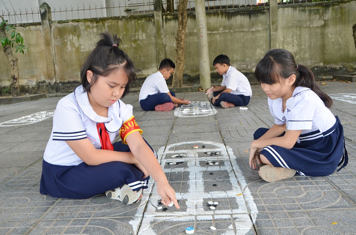 Các trò chơi dân gian trong trường học thu hút đông đảo học sinh tham gia.