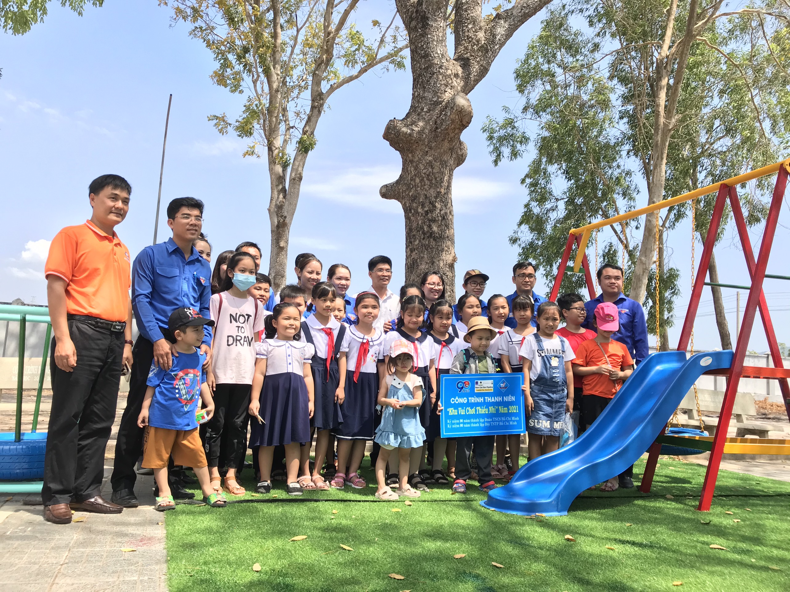 Đoàn viên thanh niên bàn giao khu vui chơi cho thiếu nhi tại Trường TH Văn Lang, TX.Phú Mỹ.