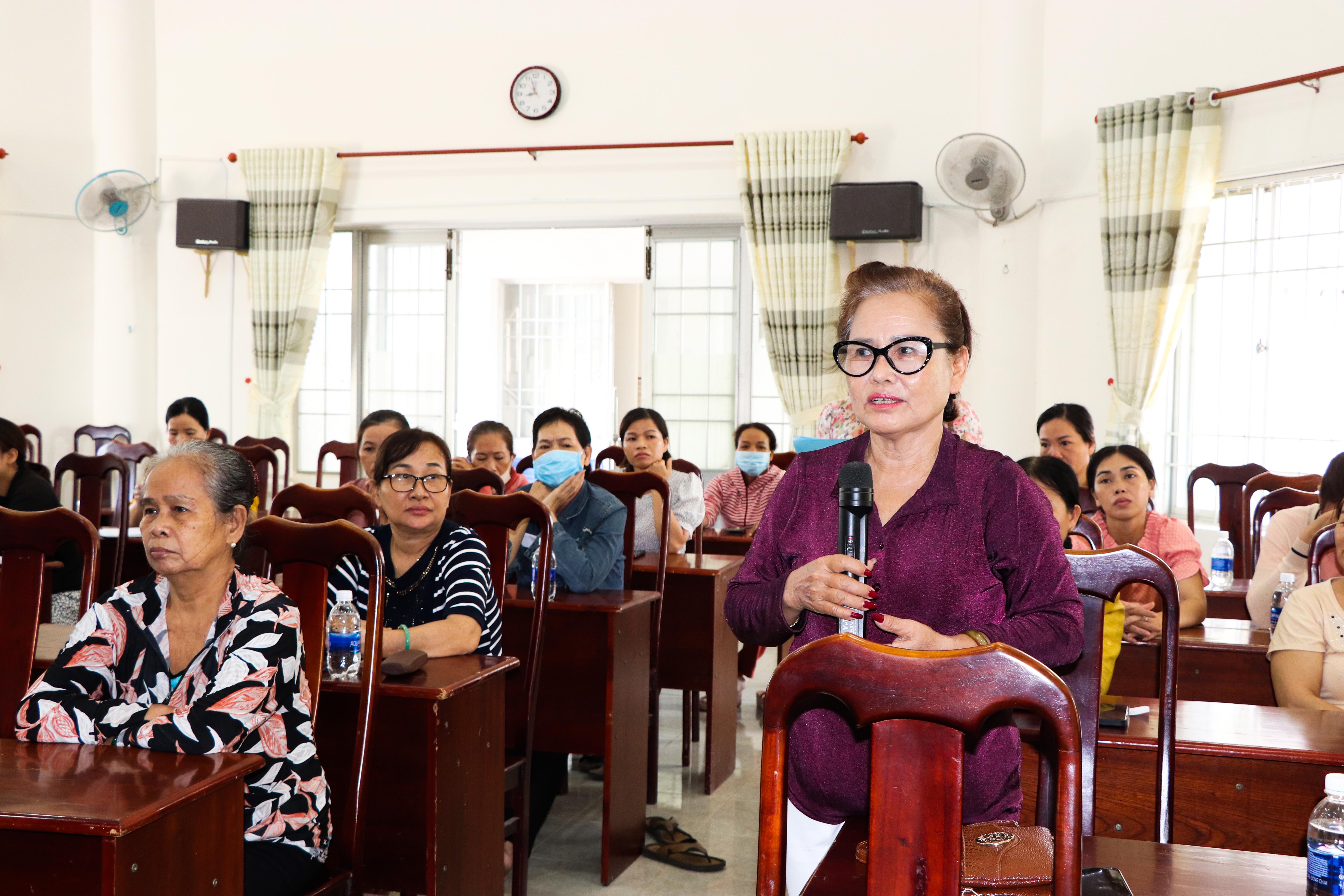 Hội viên phụ nữ TT. Ngãi Giao phát biểu tại hội nghị đối thoại.