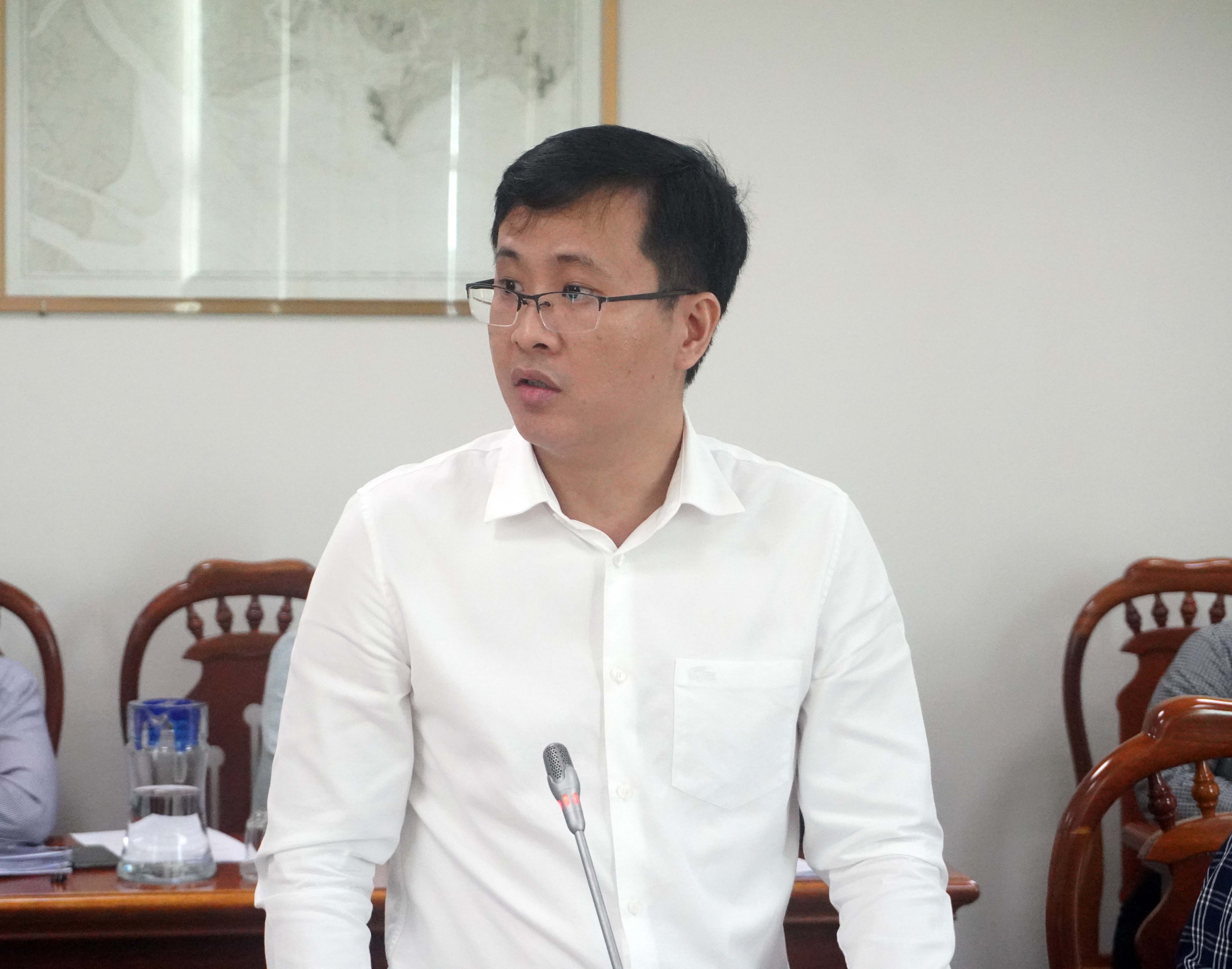 Đại diện UBND TX. Phú Mỹ báo cáo về hiện trạng ngập úng và dự án Mương thoát nước Đường B2 đến suối Thị Vải.