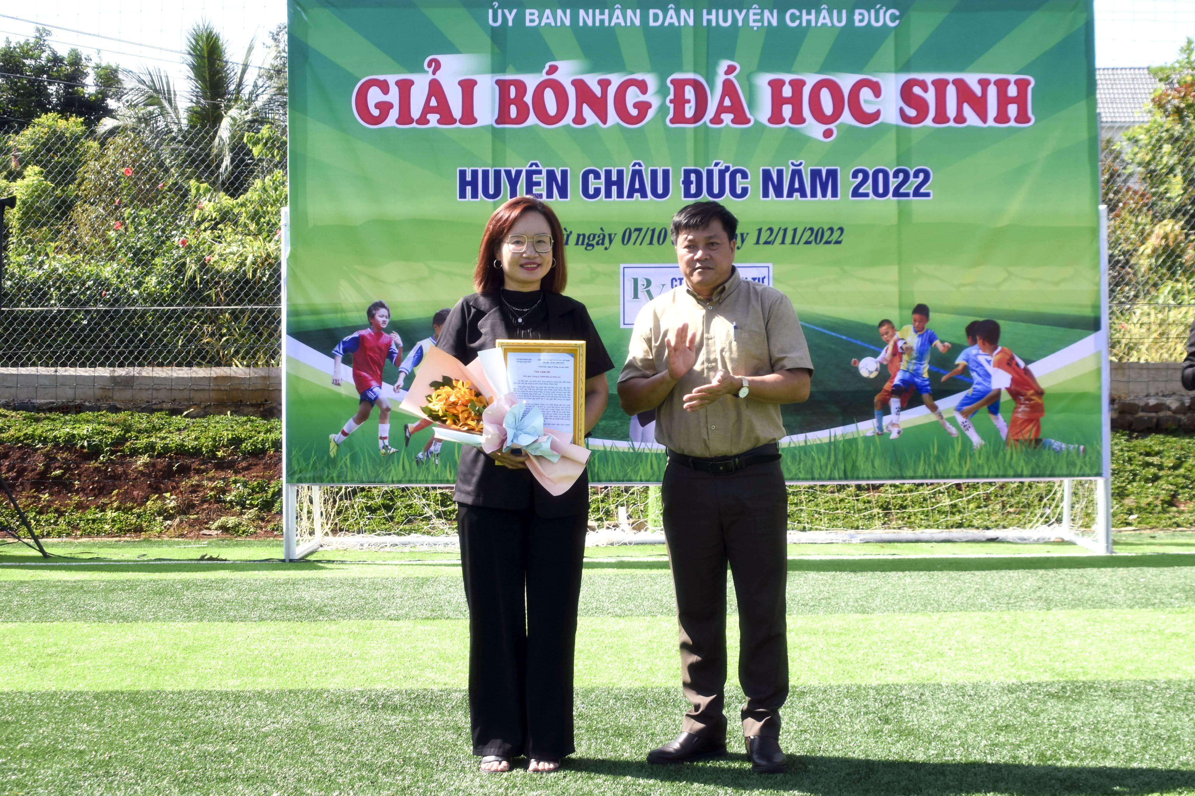 Ông Nguyễn Văn Quyền, Phó Chủ tịch UBND huyện Châu Đức tặng hoa cảm ơn nhà tài trợ.