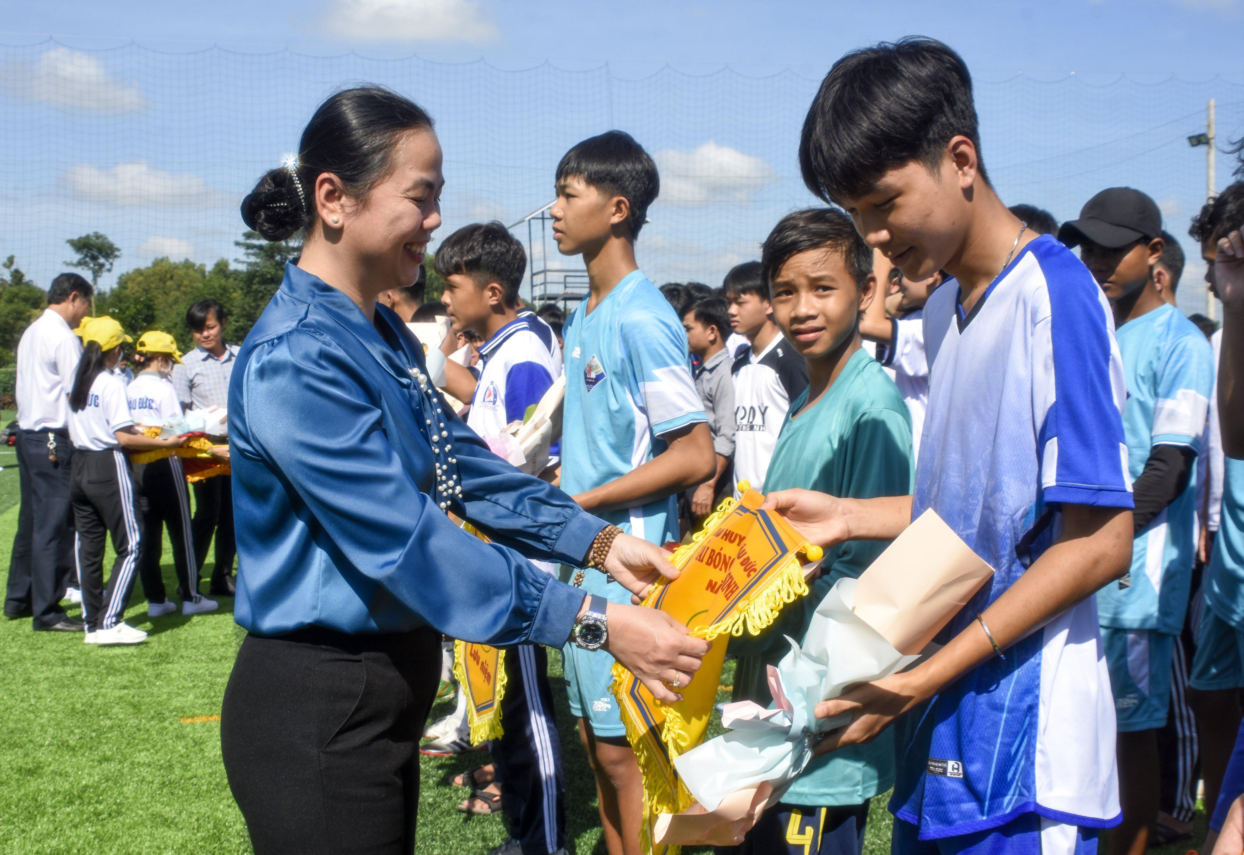 Đại diện Ban Tổ chức tặng hoa, cờ lưu niệm cho các đội dự giải.