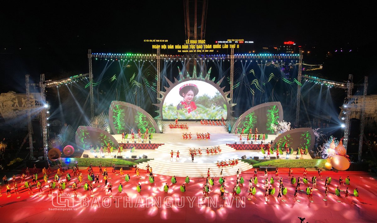 Chương trình nghệ thuật được dàn dựng công phu, hoành tráng.
