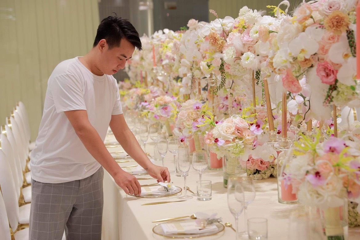 Anh Bin Nguyễn, người sáng lập Butterfly Decor kiểm tra, điều chỉnh từng chi tiết trong khâu trang trí tiệc cưới.