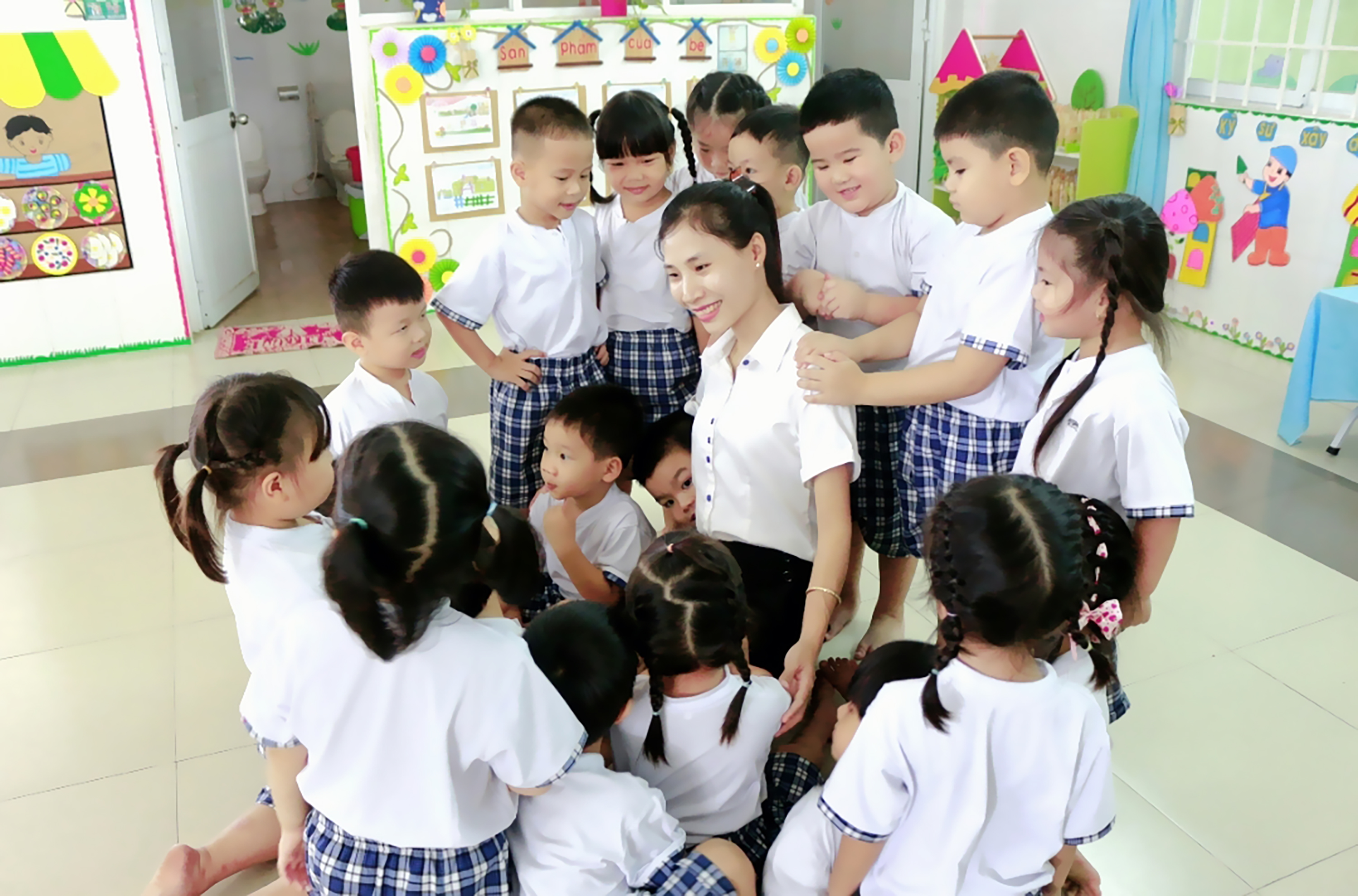 Cô Vũ Thị Huyền Trang luôn yêu nghề mến trẻ.