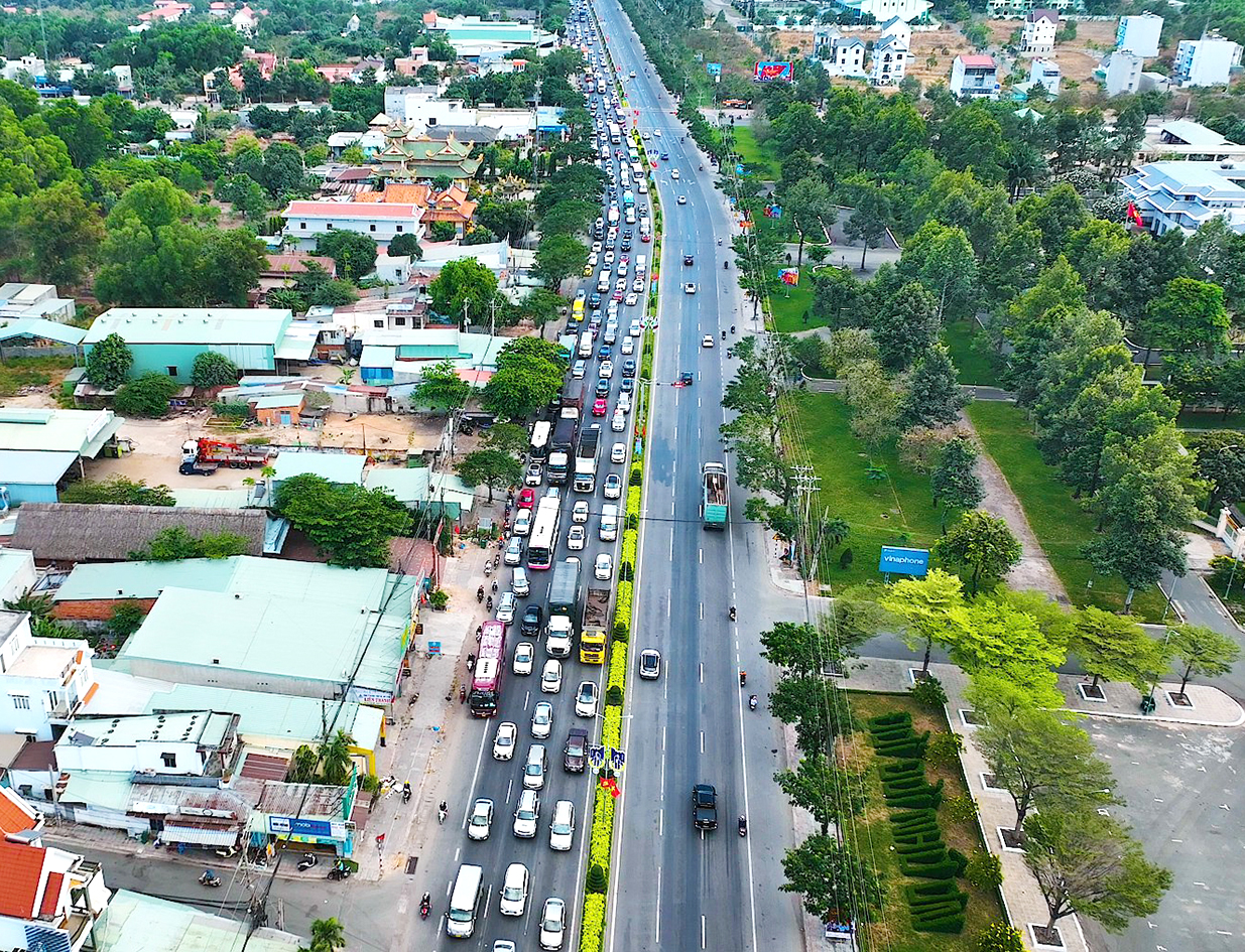 Phương tiện lưu thông trên QL51, đoạn qua địa bàn phường Phú Mỹ (TX. Phú Mỹ). Ảnh: ĐĂNG KHOA