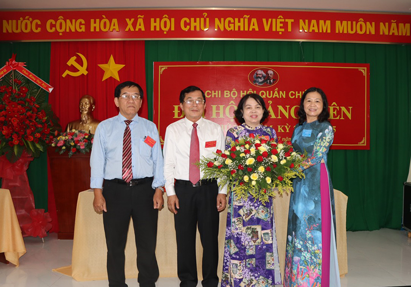 Đại hội Đảng viên lần thứ nhất nhiệm kỳ 2022-2025 diễn ra vào ngày 15/7/2022 đã bầu ông Hồ Văn Lợi (thứ 2 từ trái qua), Chủ tịch Quỹ từ thiện Cô Sáu làm Bí thư Chi bộ Hội quần chúng.