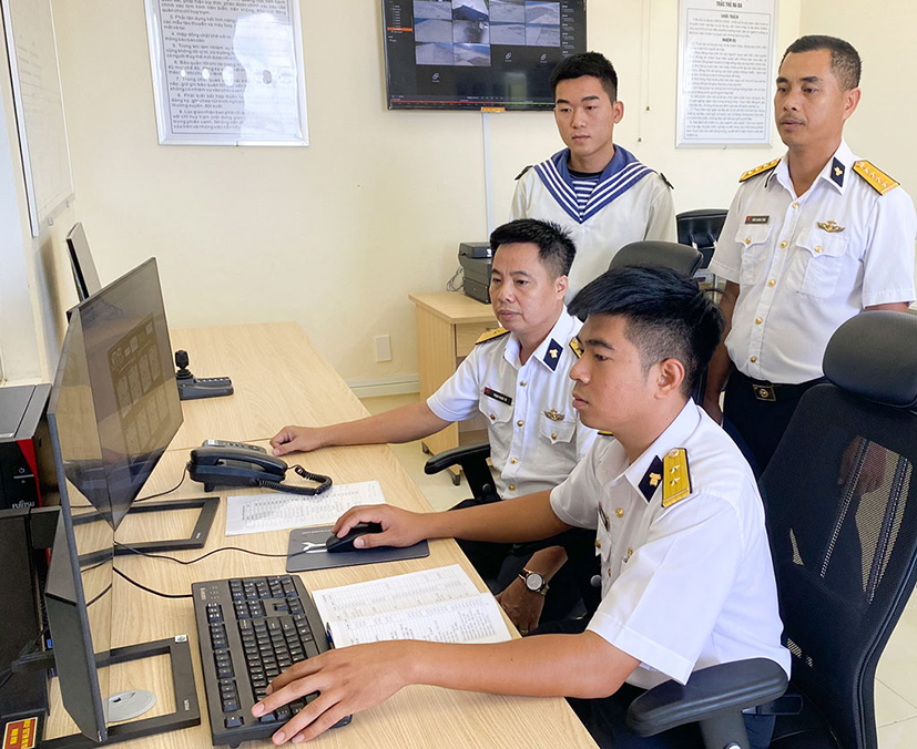 Cán bộ, chiến sĩ Trạm radar 2511 tham gia huấn luyện thực hành bắt mục tiêu.