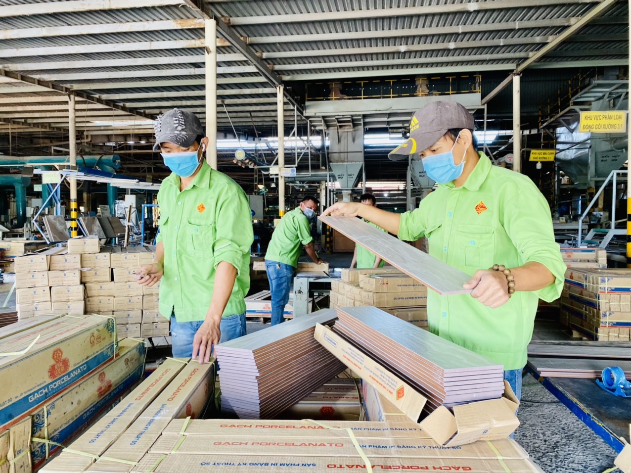 Sản xuất gạch men tại Công ty TNHH Top Title (TX. Phú Mỹ). Ảnh: MINH TÂM