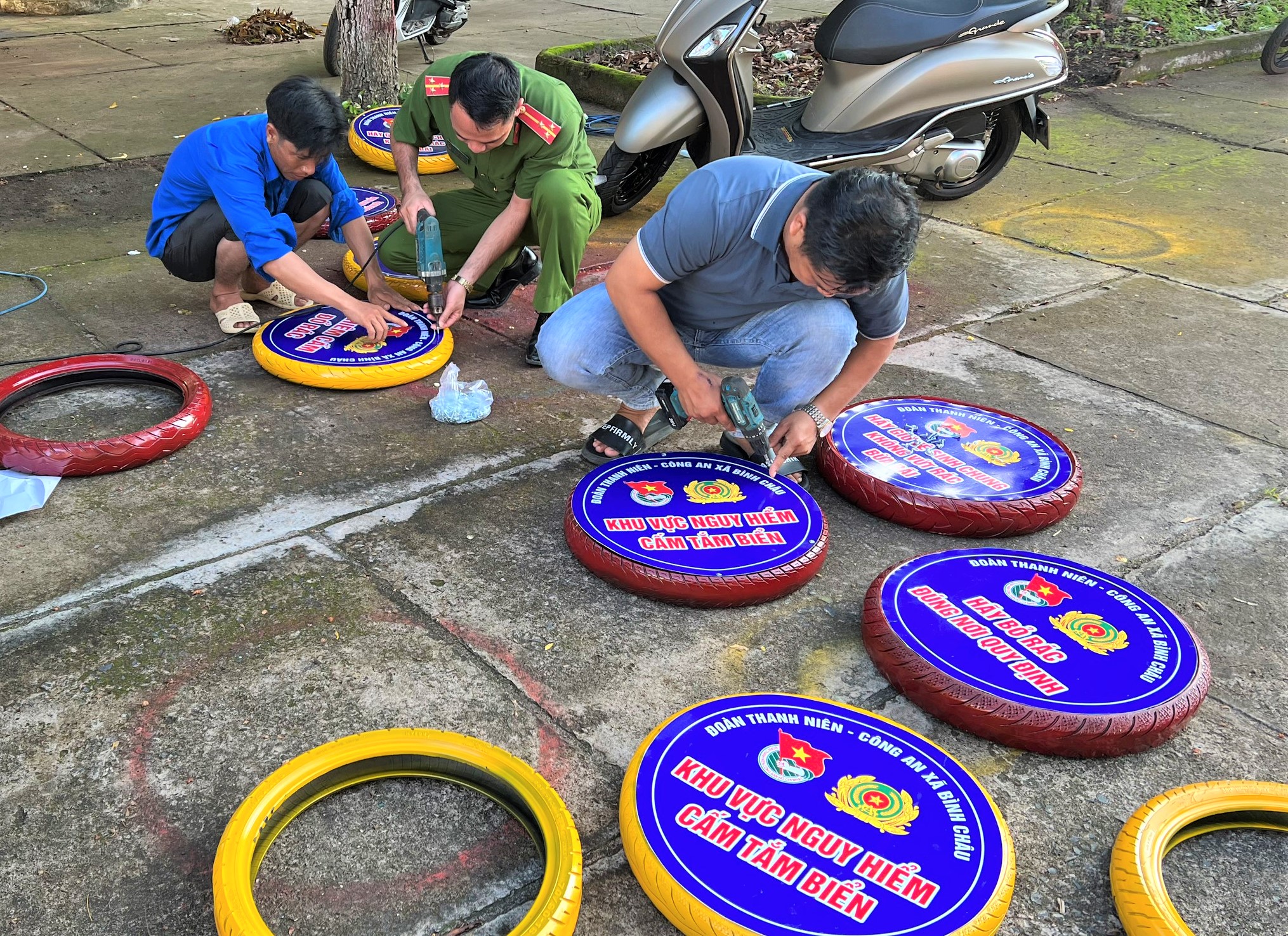 Những chiếc biển báo mang thông điệp ý nghĩa làm từ vỏ xe cũ được đoàn xã Bình Châu phối hợp với công an địa phương thực hiện được nhân rộng trên toàn tỉnh.