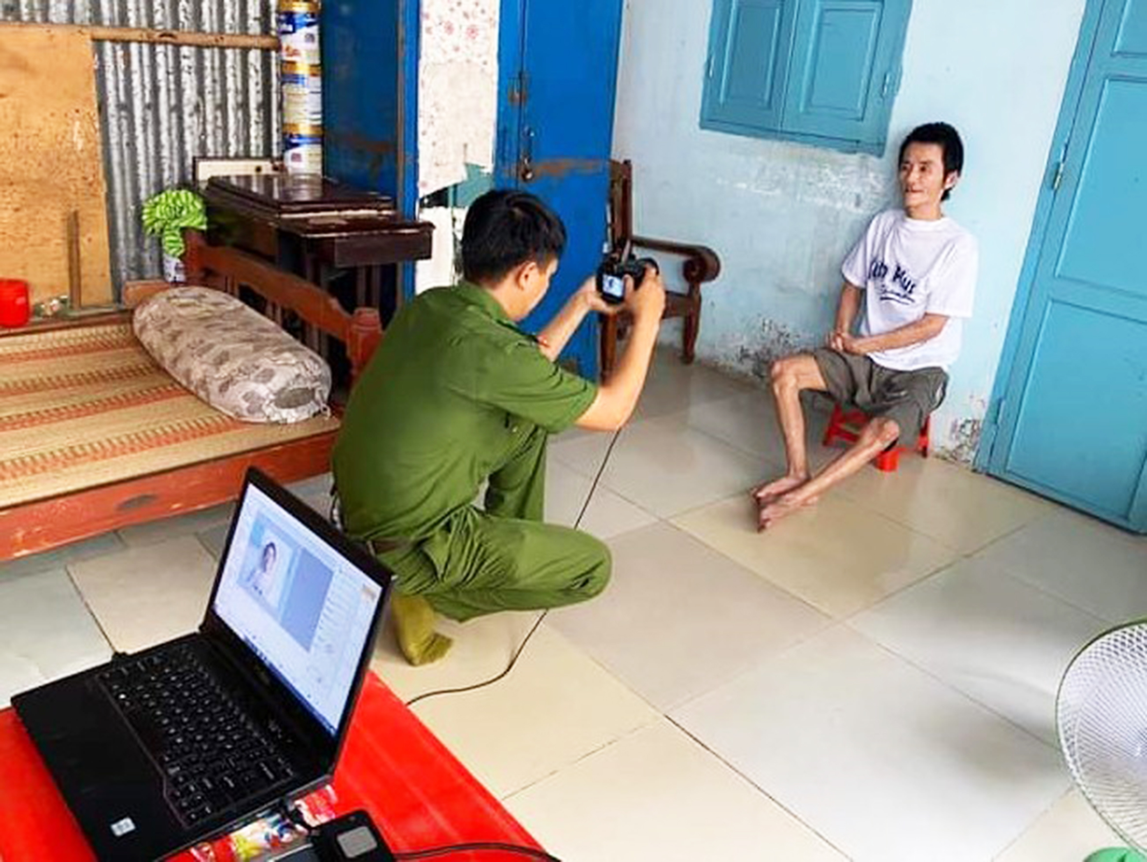 Công an huyện Long Điền chụp hình làm CCCD gắn chíp cho người dân.