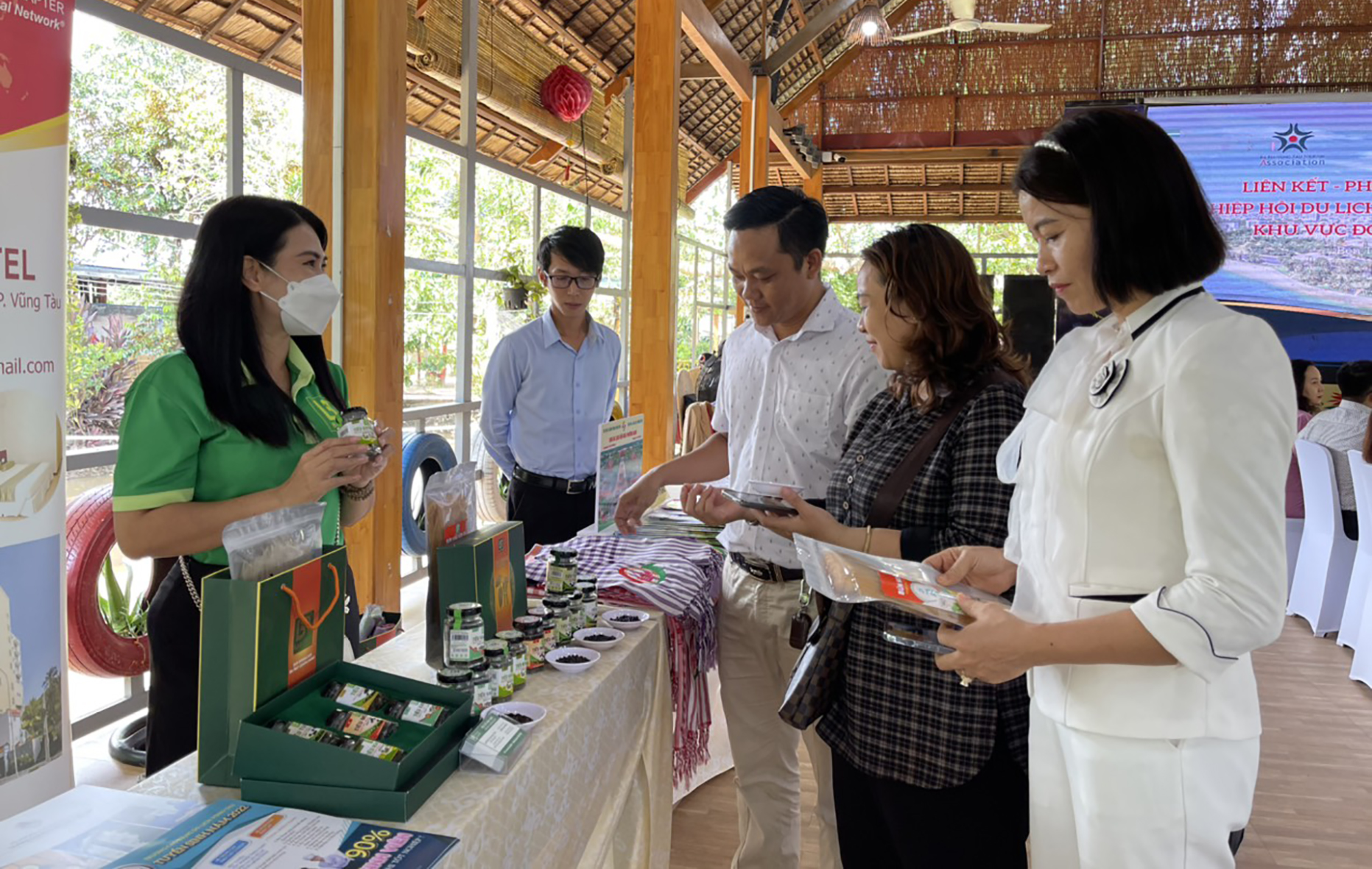 Giới thiệu tiêu Bầu Mây đến khách tham quan trong khuôn khổ chương trình. 