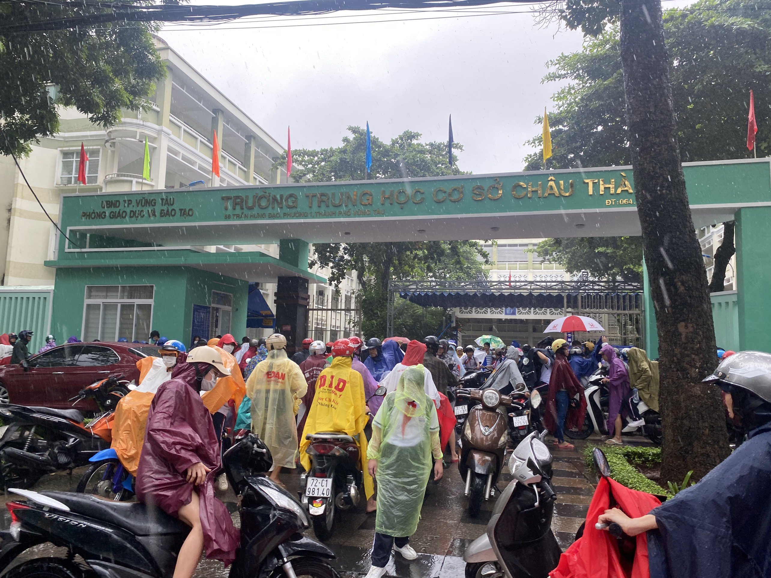Kẹt xe trước cổng Trường THCS Châu Thành (TP. Vũng Tàu). Ảnh: THÁI NGÔ
