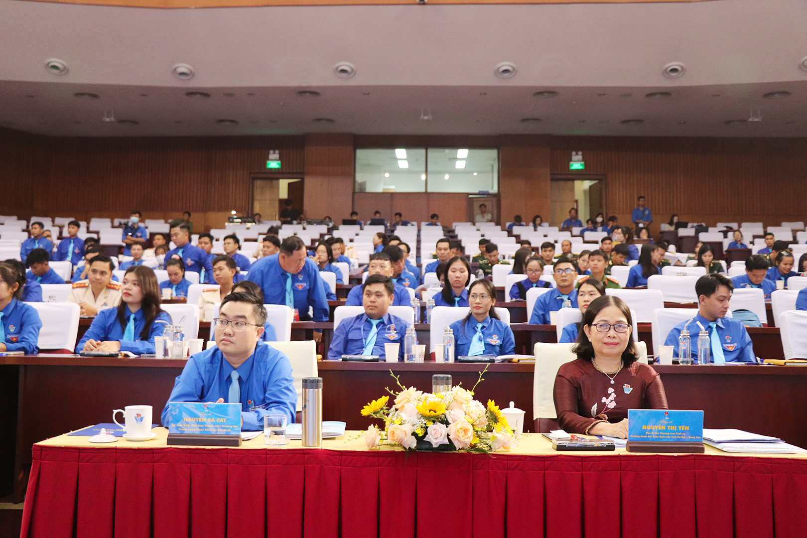 Bà Nguyễn Thị Yến, Phó Bí thư thường trực Tỉnh ủy, Trưởng Đoàn Đại biêu Quốc hội tỉnh; anh  Nguyễn  Bá Cát, Phó Ban Thanh niên Trường học Trung ương Đoàn TNCS Hồ Chí Minh tham dự Đại hội.