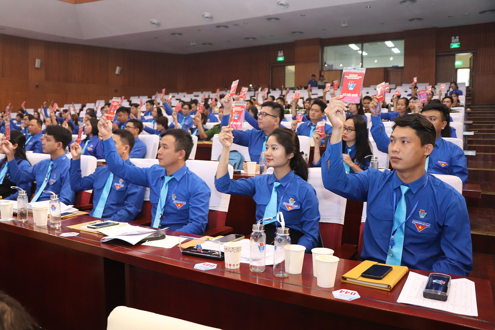 Các đại biểu biểu quyết thống nhất kết quả bầu Ban Chấp hành Tỉnh Đoàn khóa VII, nhiệm kỳ 2022-2027.