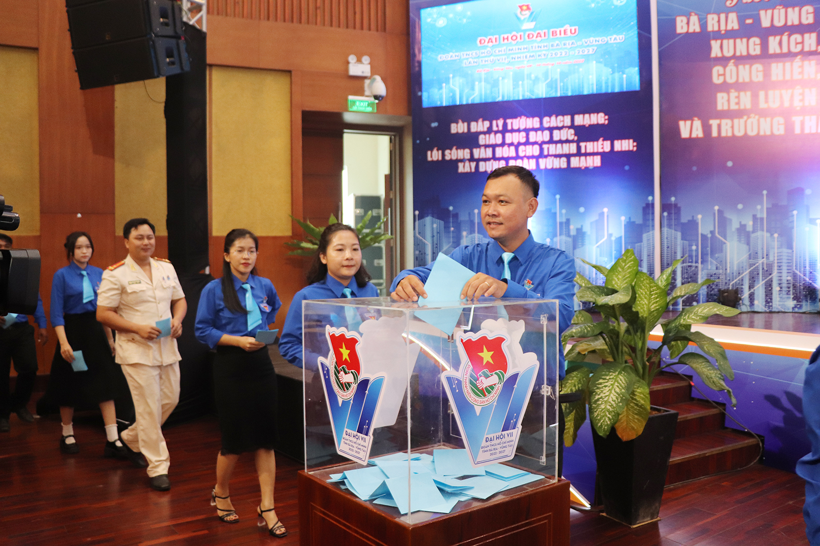 Đại biểu bỏ phiếu bầu Ban chấp hành Tỉnh Đoàn khóa VII, nhiệm kỳ 2022-2027.