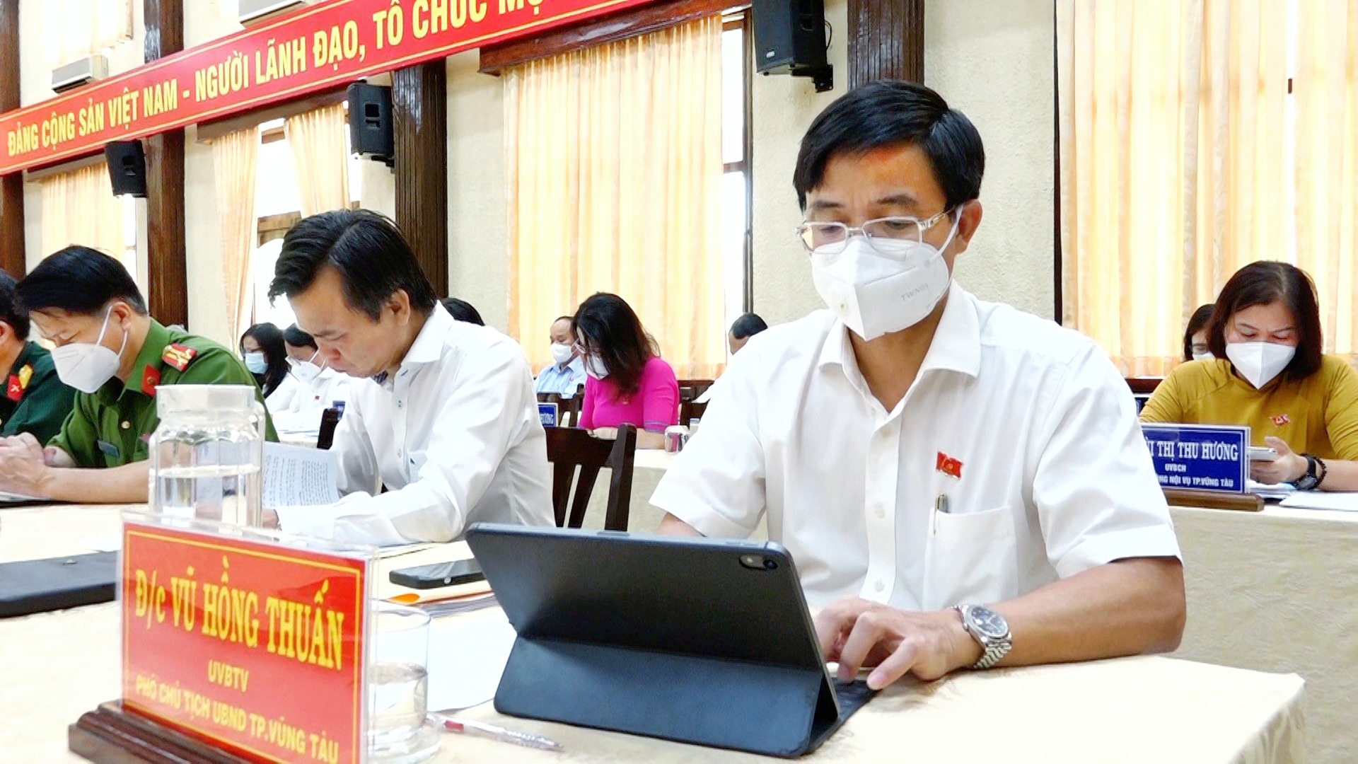 Lãnh đạo TP. Vũng Tàu cập nhật tài liệu cuộc họp trên thiết bị thông minh với mô hình 
