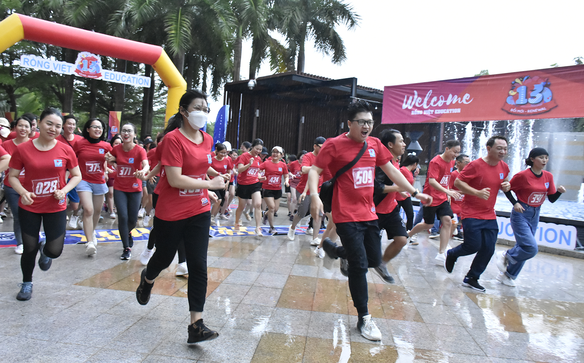 Cán bộ, nhân viên Rồng Việt Education xuất phát chạy marathon. 