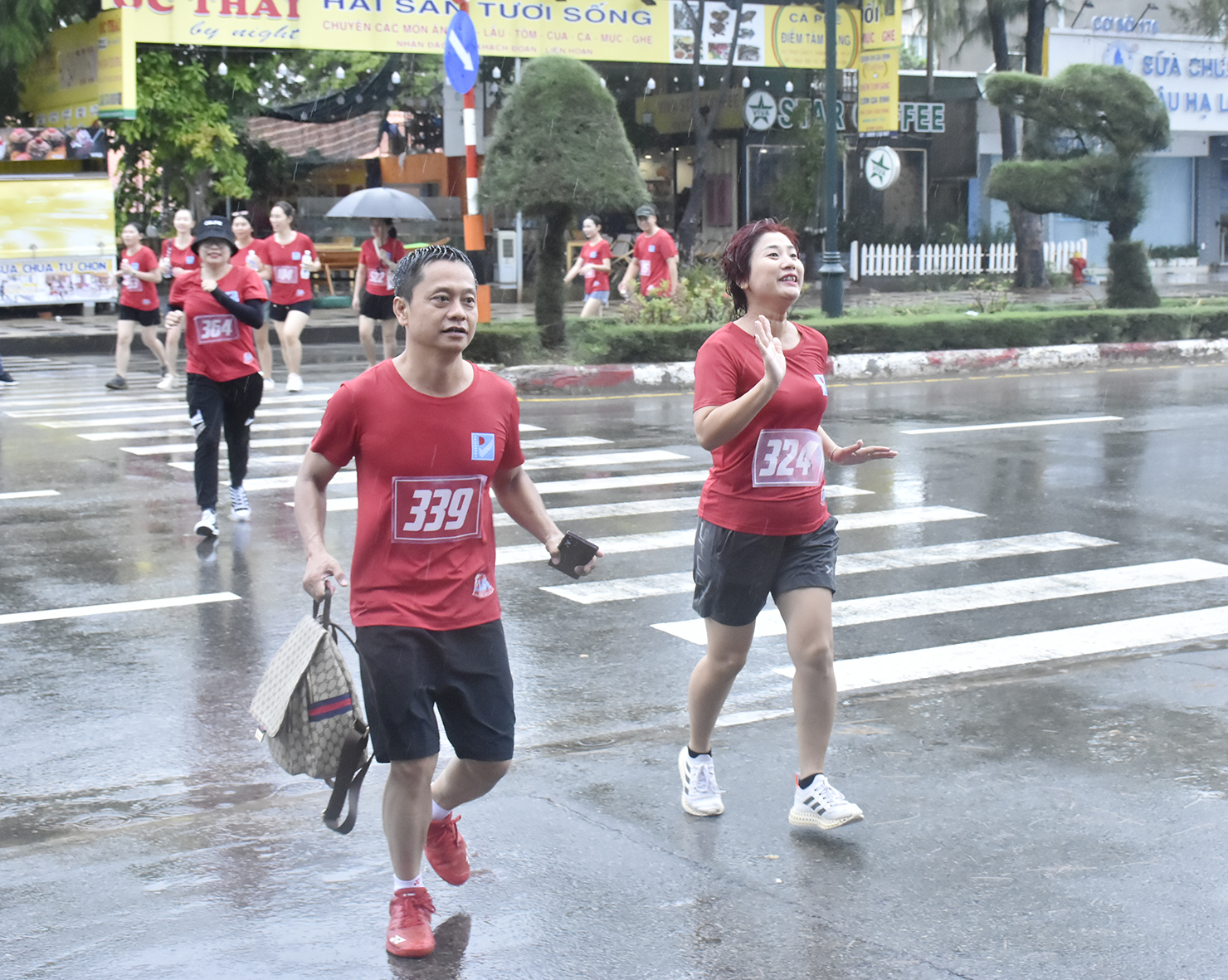 Không khí vui tươi, phấn khởi trên đường chạy. 