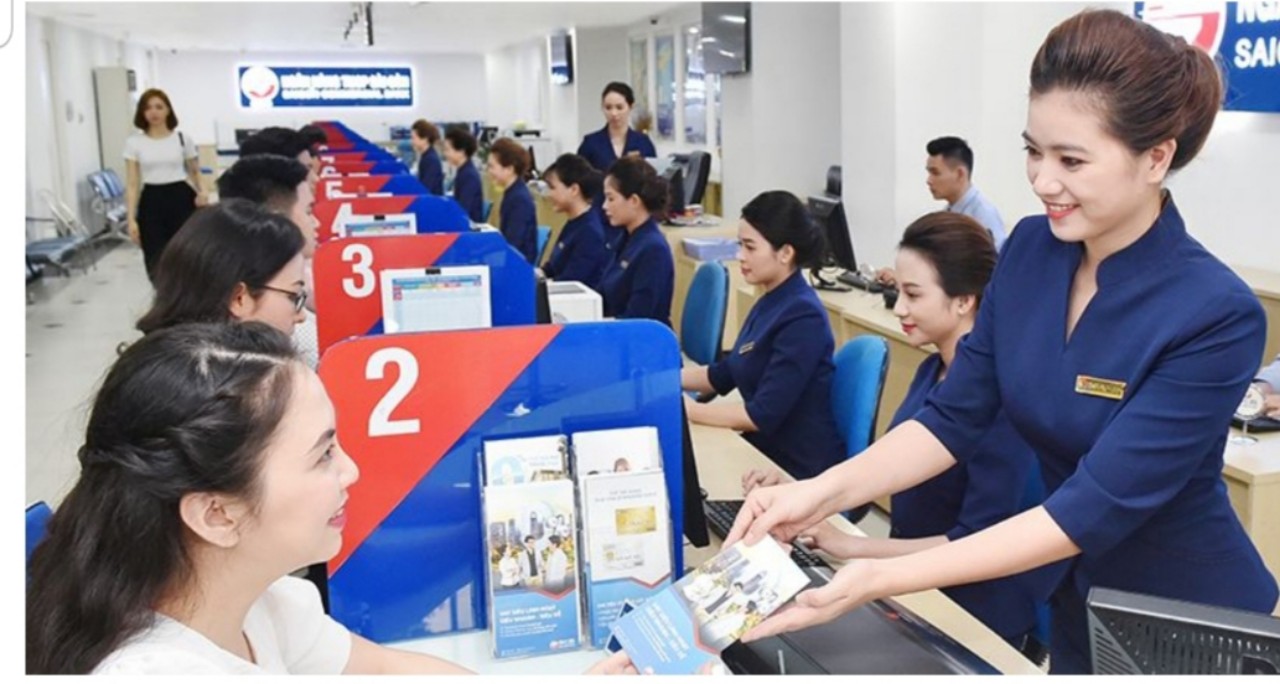 Nhân viên SCB giới thiệu sản phẩm dịch vụ cho khách hàng. Nguồn: SCB.