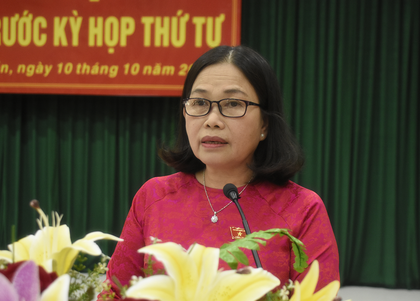 Bà Nguyễn Thị Yến, Phó Bí thư Thường trực Tỉnh ủy, Trưởng Đoàn ĐBQH tỉnh báo cáo hoạt động của Ủy ban Thường vụ Quốc hội, Đoàn ĐBQH tỉnh.