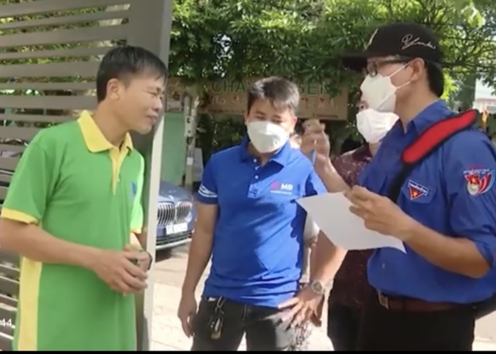 Tổ công nghệ số cộng đồng phường 7 (TP. Vũng Tàu) hướng dẫn người dân cài đặt các ứng dụng về TTHC, thanh toán không dùng tiền mặt...