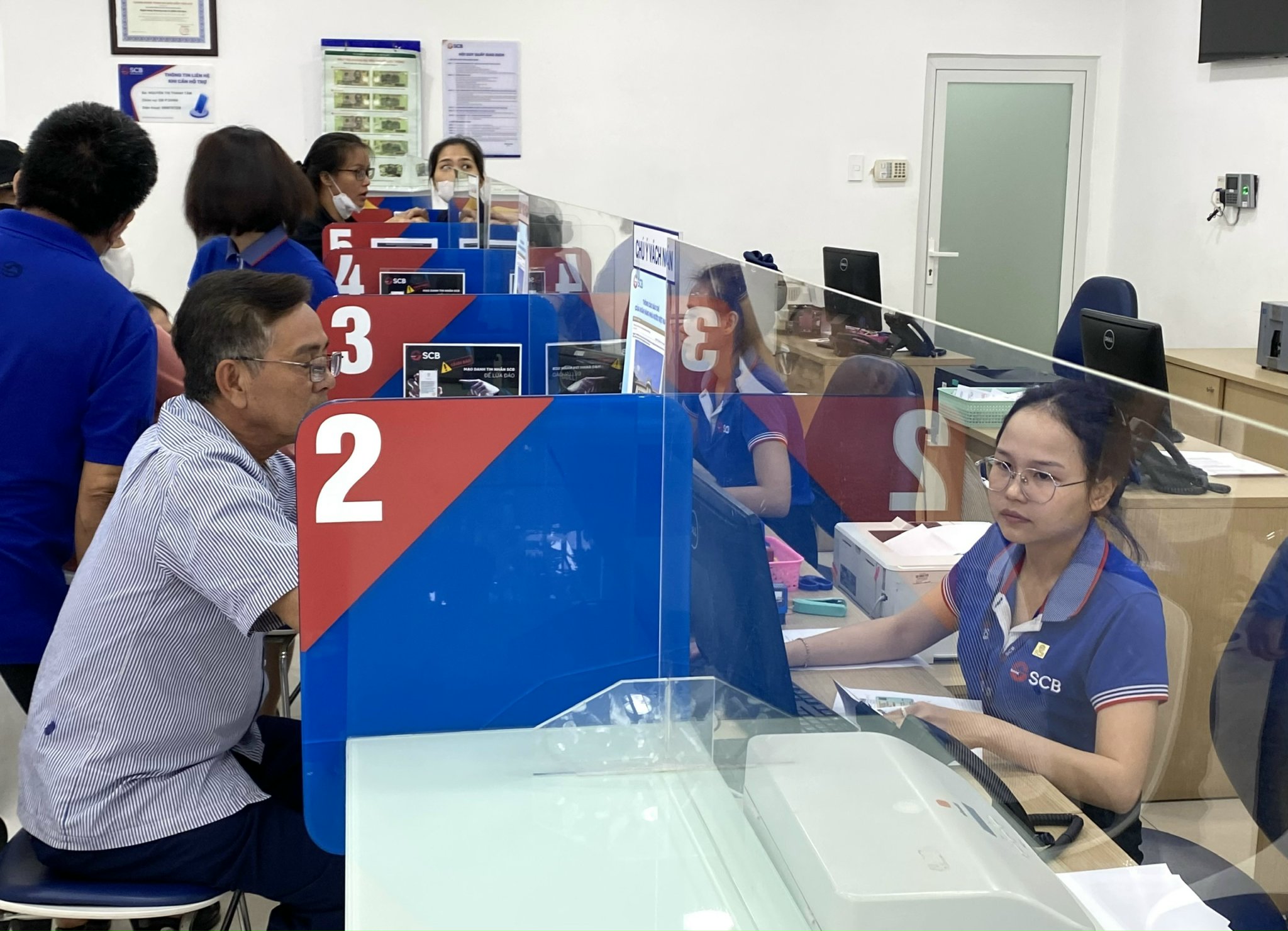 Lượng khách đến giao dịch gấp 2-3 lần so với ngày thường, nhưng phòng giao dịch SCB vẫn đáp ứng chi trả bình thường cho khách.