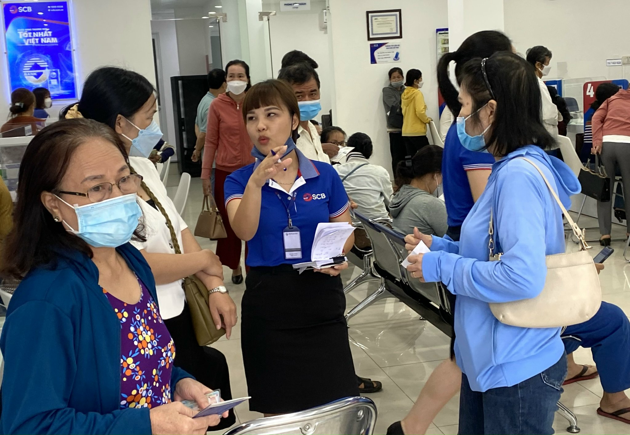 Nhân viên SCB phòng giao dịch Tân Thành tư vấn, giải đáp thắc mắc  cho khách hàng.