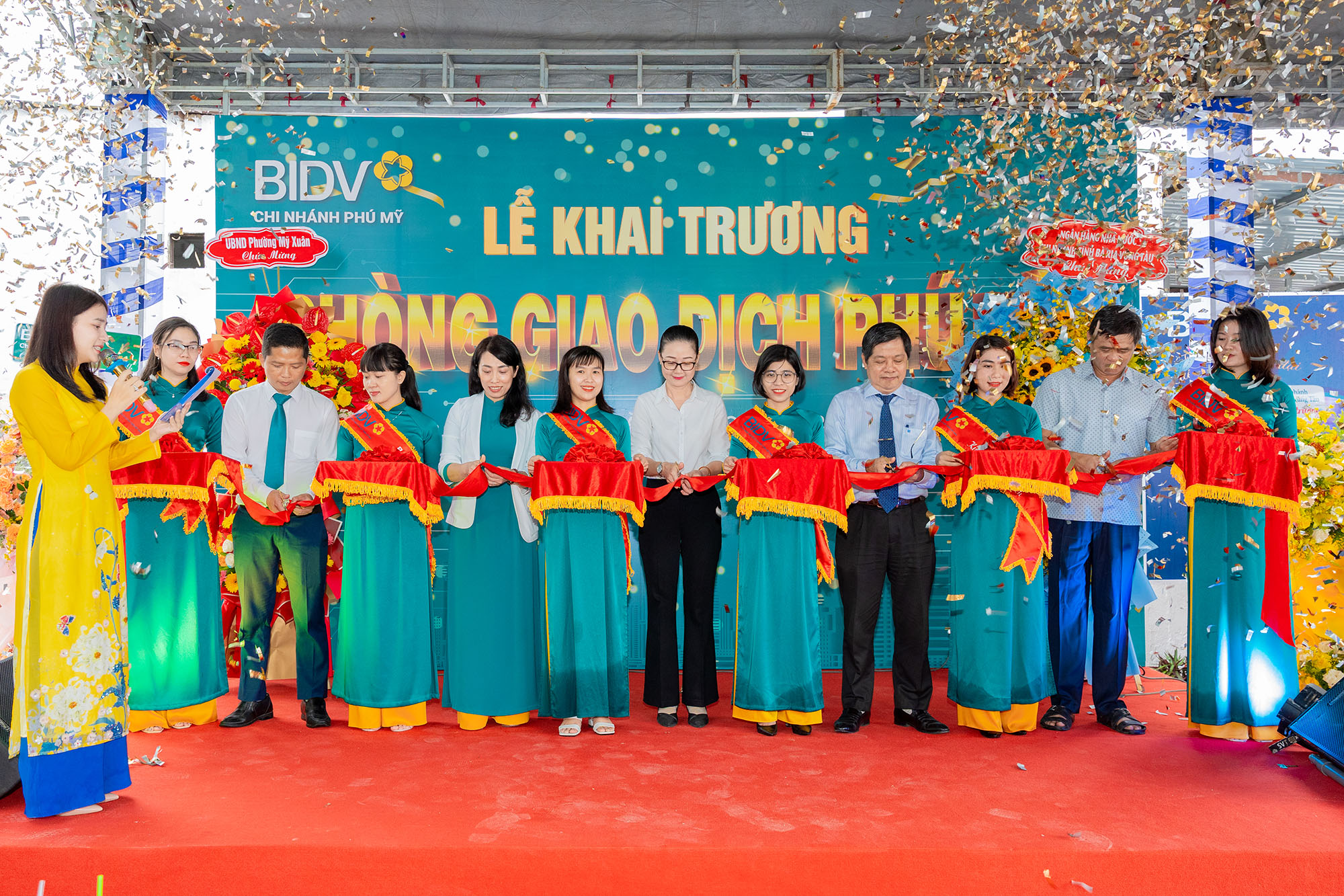 Các đại biểu cắt băng khai trương trụ sở mới Phòng giao dịch Phú Hà.