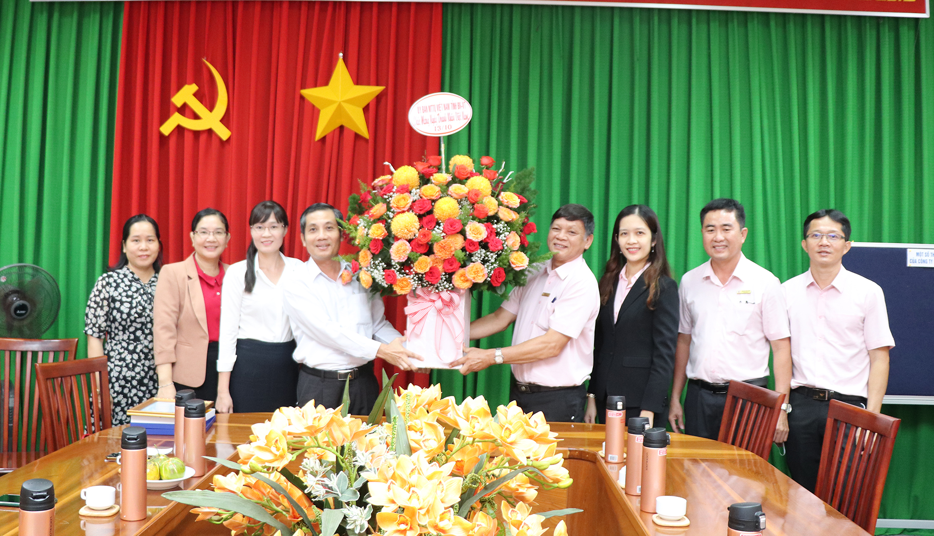 Ông Nguyễn Kế Toại tặng hoa chúc mừng ban lãnh đạo Công ty TNHH MTV Xổ số Kiến thiết tỉnh Bà Rịa-Vũng Tàu.