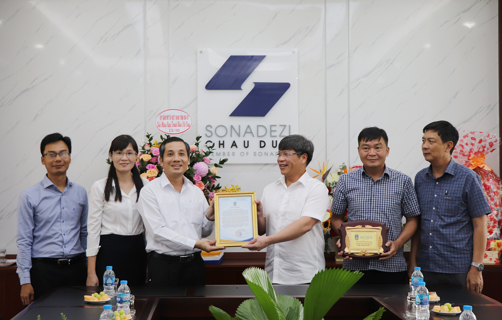 Ông Nguyễn Kế Toại trao Thư cảm ơn và Ghi nhận Tấm lòng Vàng đến lãnh đạo Công ty CP Sonadezi Châu Đức