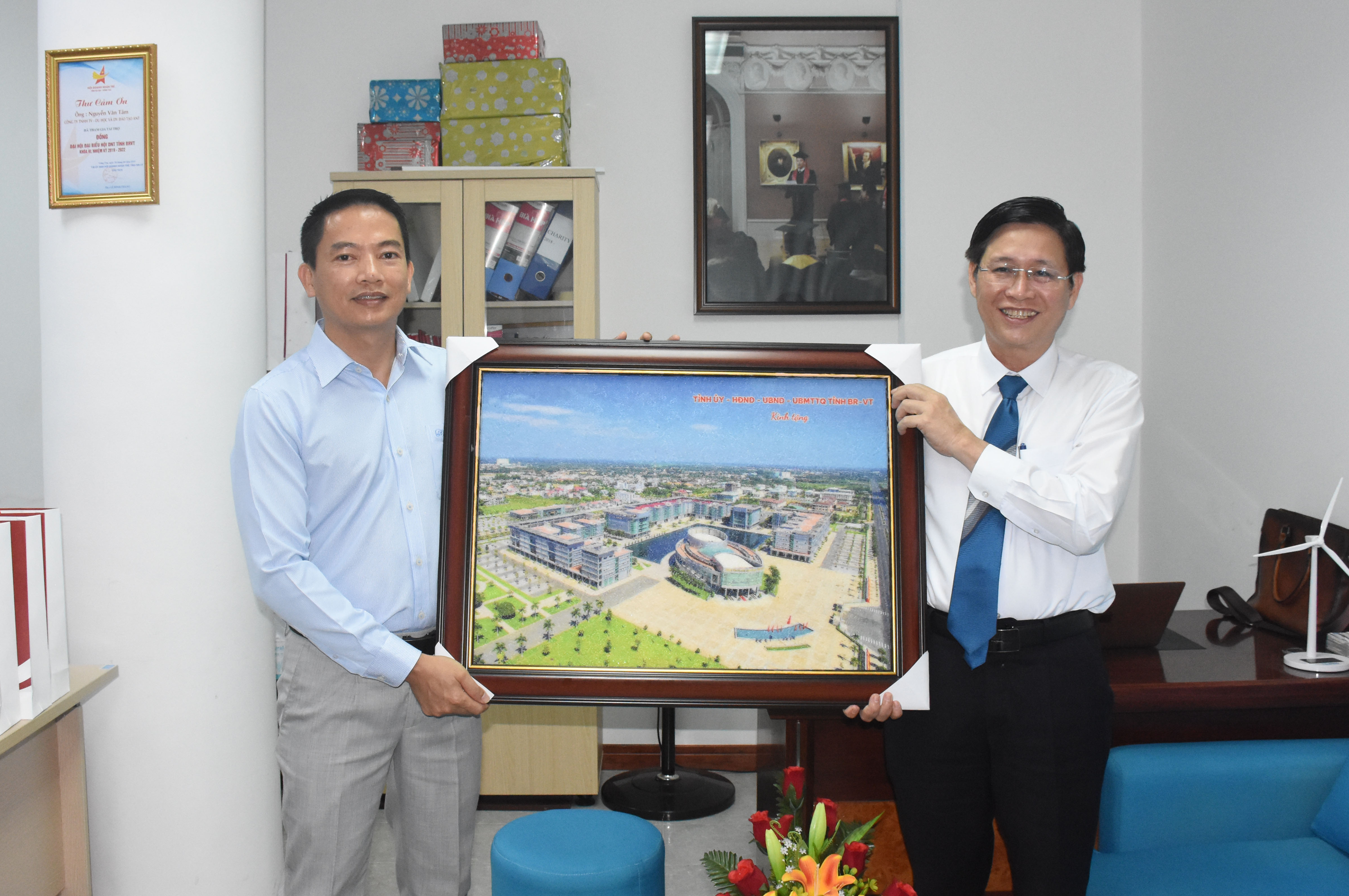 Ông Lê Ngọc Khánh, Phó Chủ tịch UBND tỉnh tặng quà cho đại diện Công ty TNHH Tư vấn du học và dịch vụ đào tạo ANT