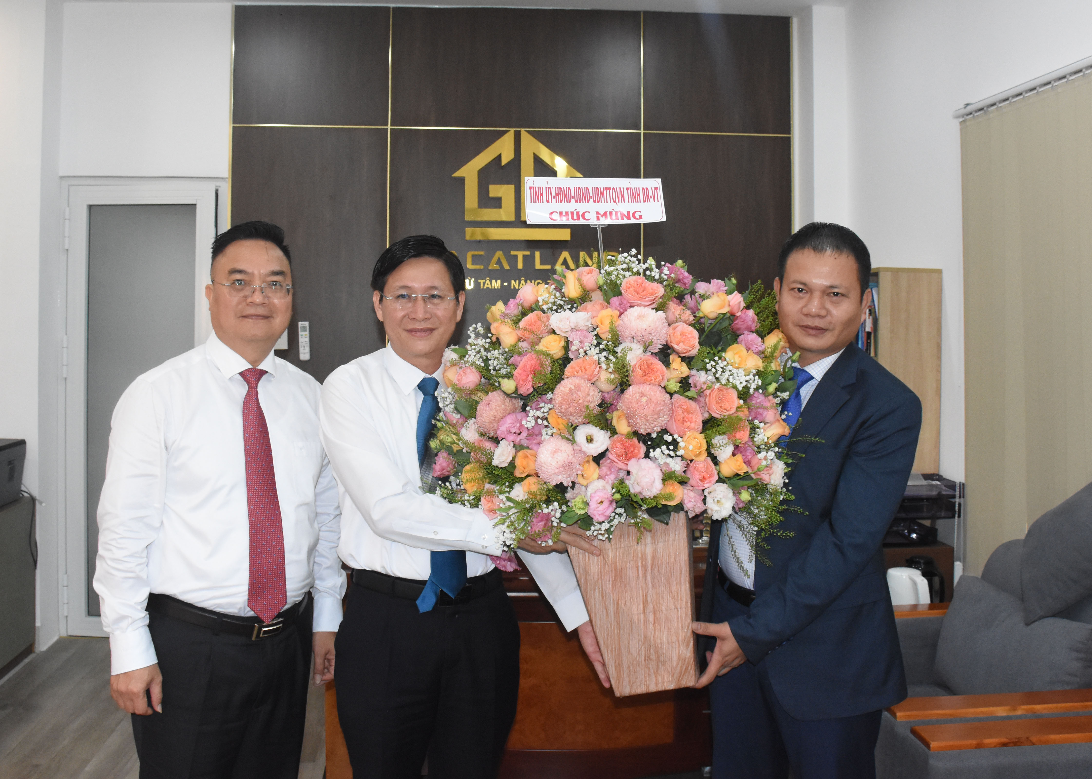 Ông Lê Ngọc Khánh, Phó Chủ tịch UBND tỉnh và ông Hoàng Vũ Thảnh, Chủ tịch UBND TP. Vũng Tàu tặng hoa cho đại diện Công ty CP đầu tư thương mại bất động sản Gia Cát