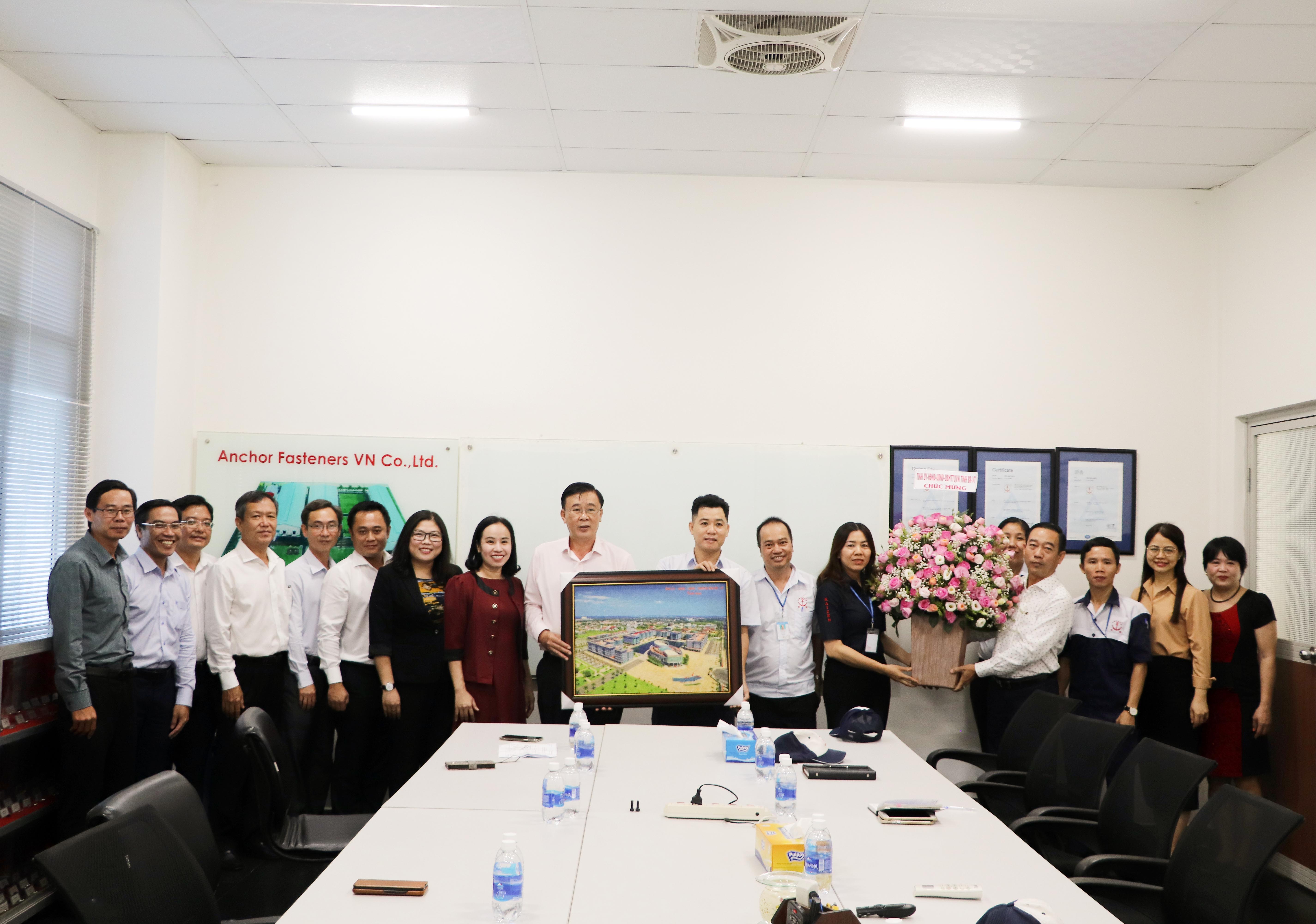 Ông Huỳnh Văn Danh, Uỷ viên Ban Thường vụ, Trường Ban Dân vận Tỉnh uỷ và các thành viên trong Đoàn tặng hoa, quà lưu niệm cho Công ty TNHH Anchor Fasteners Việt Nam. 