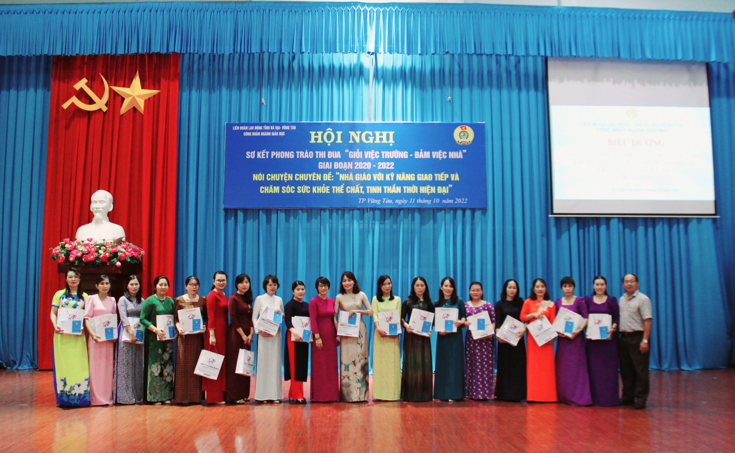 Dịp này, có 39 nữ cán bộ, nhà giáo, người lao động được tuyên dương.