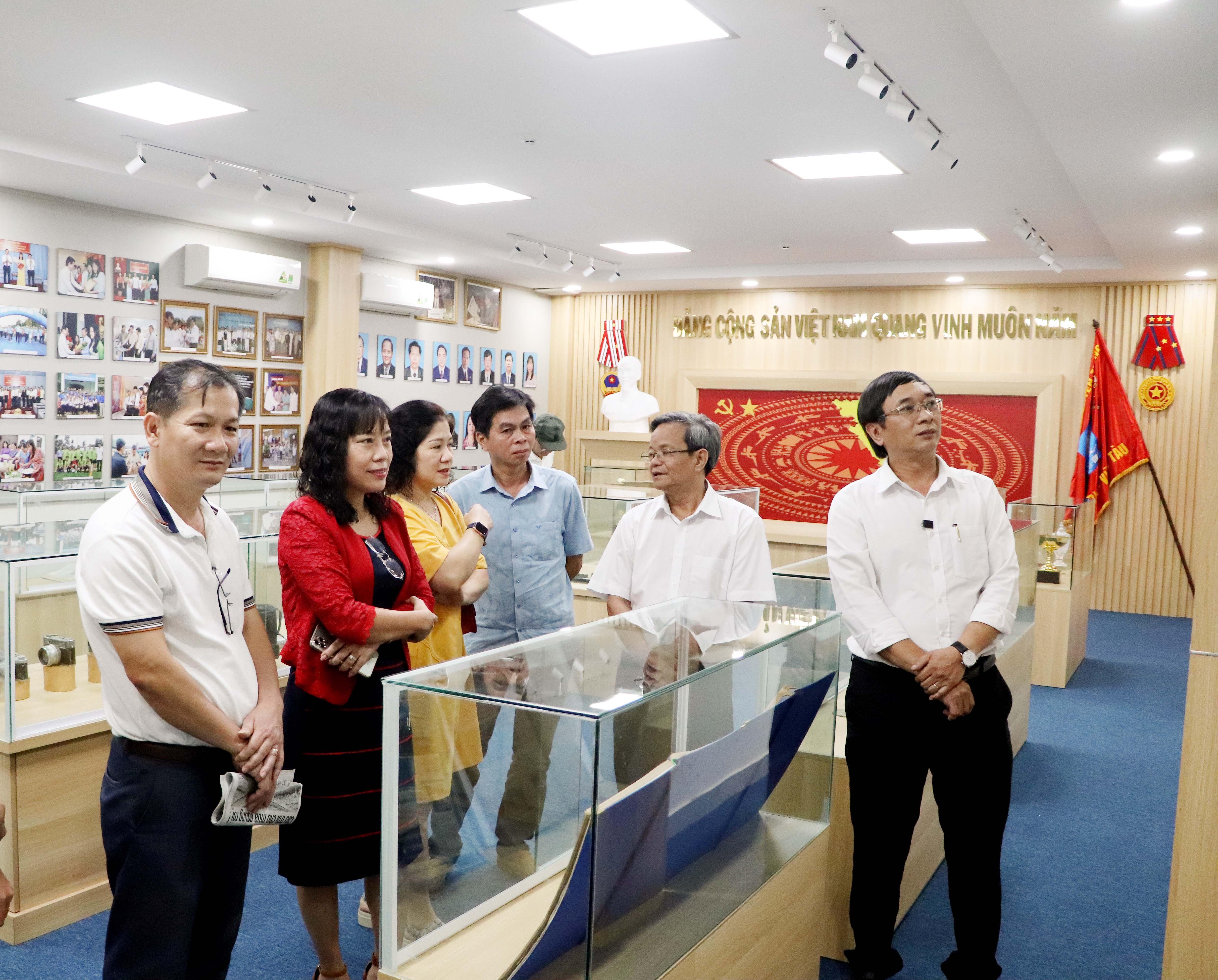 Đoàn công tác Báo Quảng Ngãi tham quan phòng truyền thống Báo Bà Rịa - Vũng Tàu.