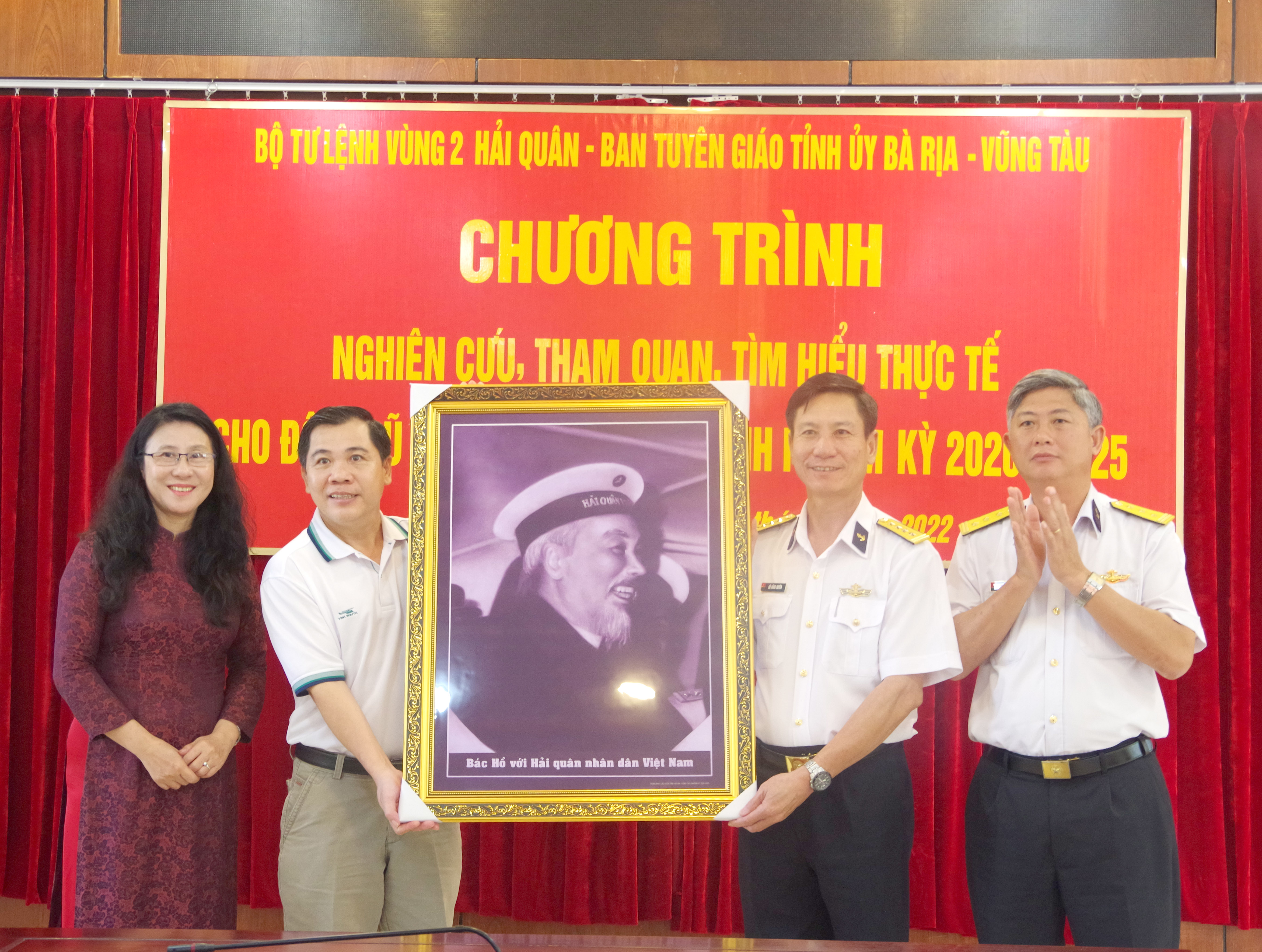 Đoàn báo cáo viên cấp tỉnh tặng ảnh Bác Hồ cho Bộ Tư lệnh Vùng 2 Hải quân.