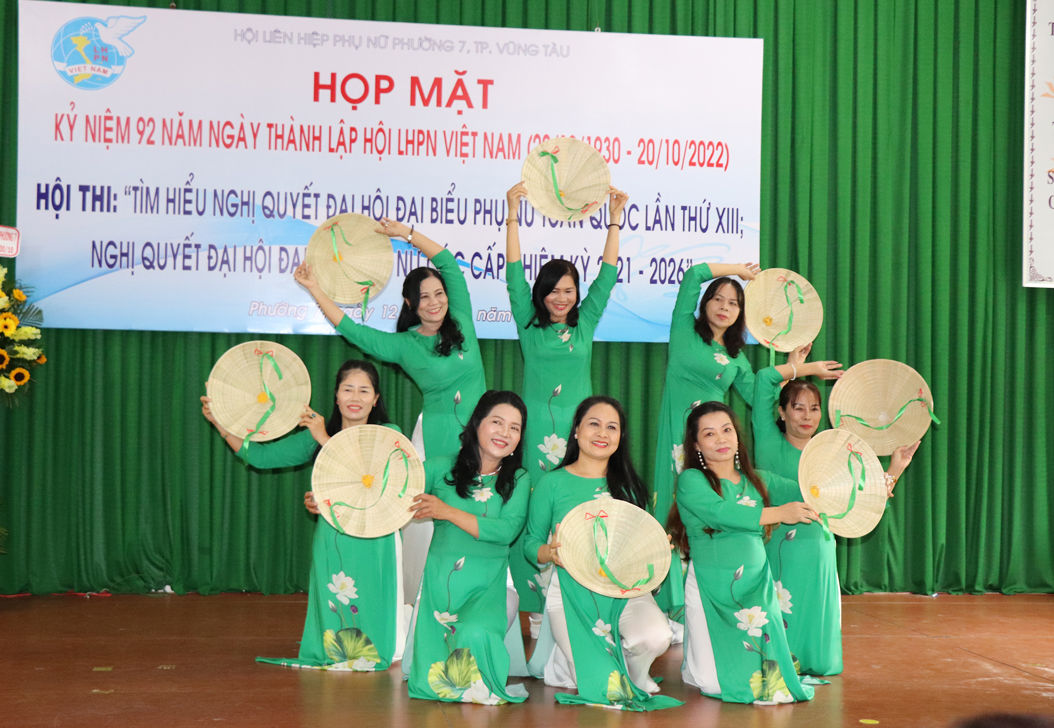Hội viên Chi hội 5 trong phần thi năng khiếu, múa trên nền nhạc 