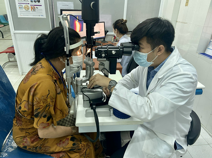 Chị Phan Thị Túy Hồng đi khám mắt định kỳ tại Bệnh viện Mắt tỉnh.