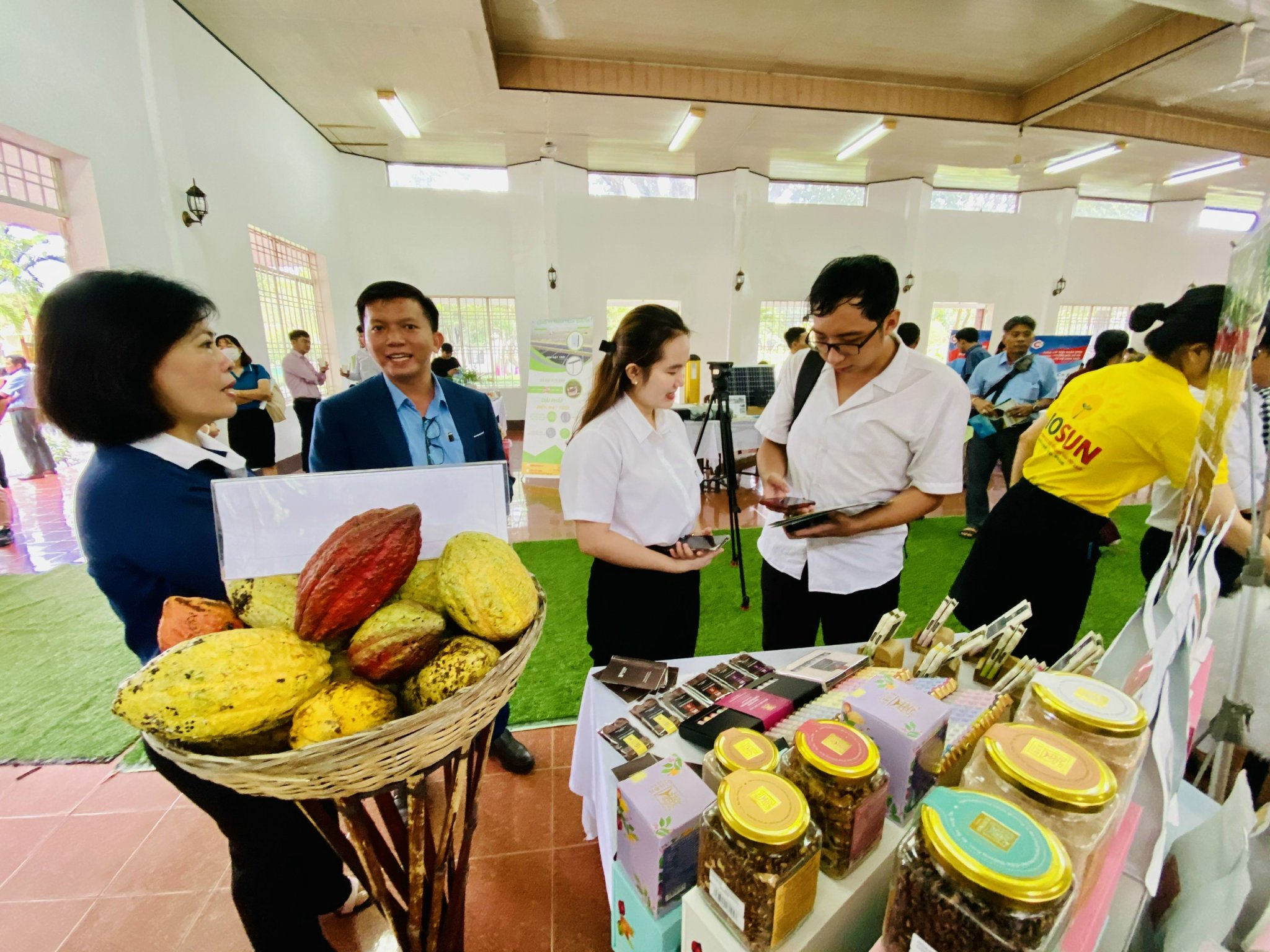 Người dân tham quan, tìm hiểu các sản phẩm chế biến từ cacao của Công ty TNHH Thương mại Dịch vụ cacao Thành Đạt.