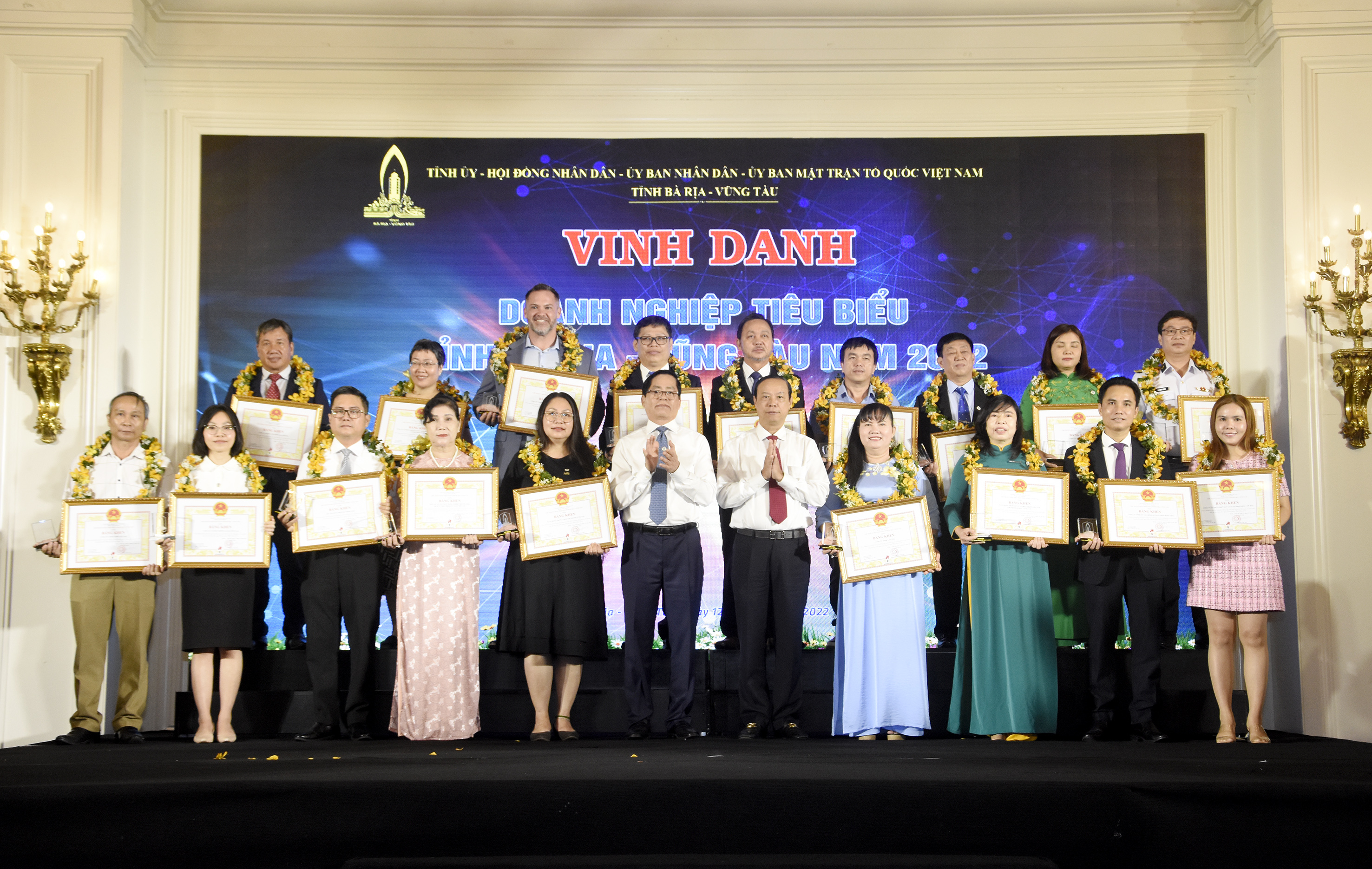 Lãnh đạo tỉnh tặng bằng khen và kỷ niệm chương vinh danh các doanh nhân, doanh nghiệp có những đóng góp tiêu biểu vào sự phát triển kinh tế - xã hội tỉnh Bà Rịa – Vũng Tàu.